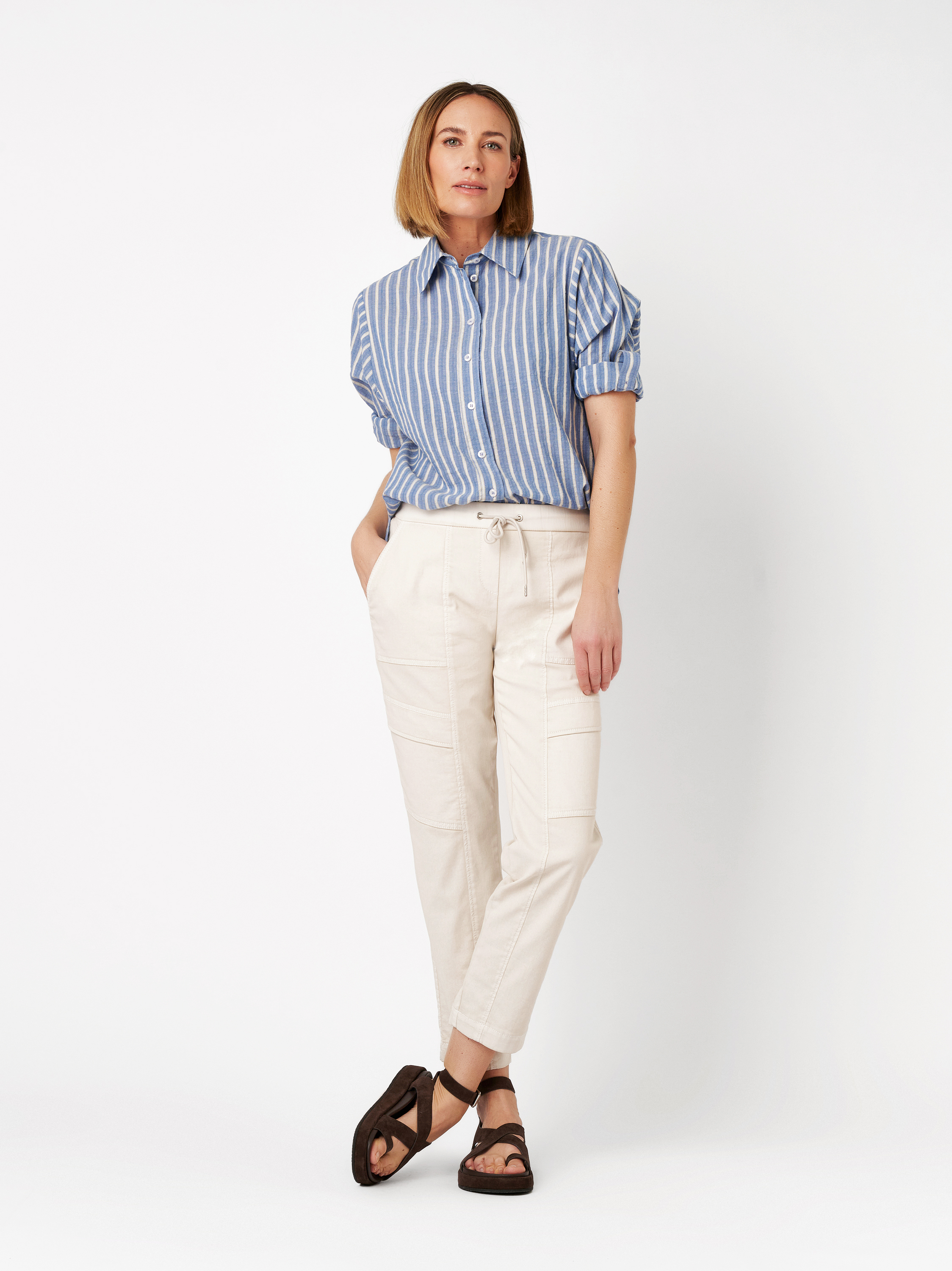 Damenhose Sue Cargo in light beige, Jogpants im Cargo-Stil, Outfitansicht am Model