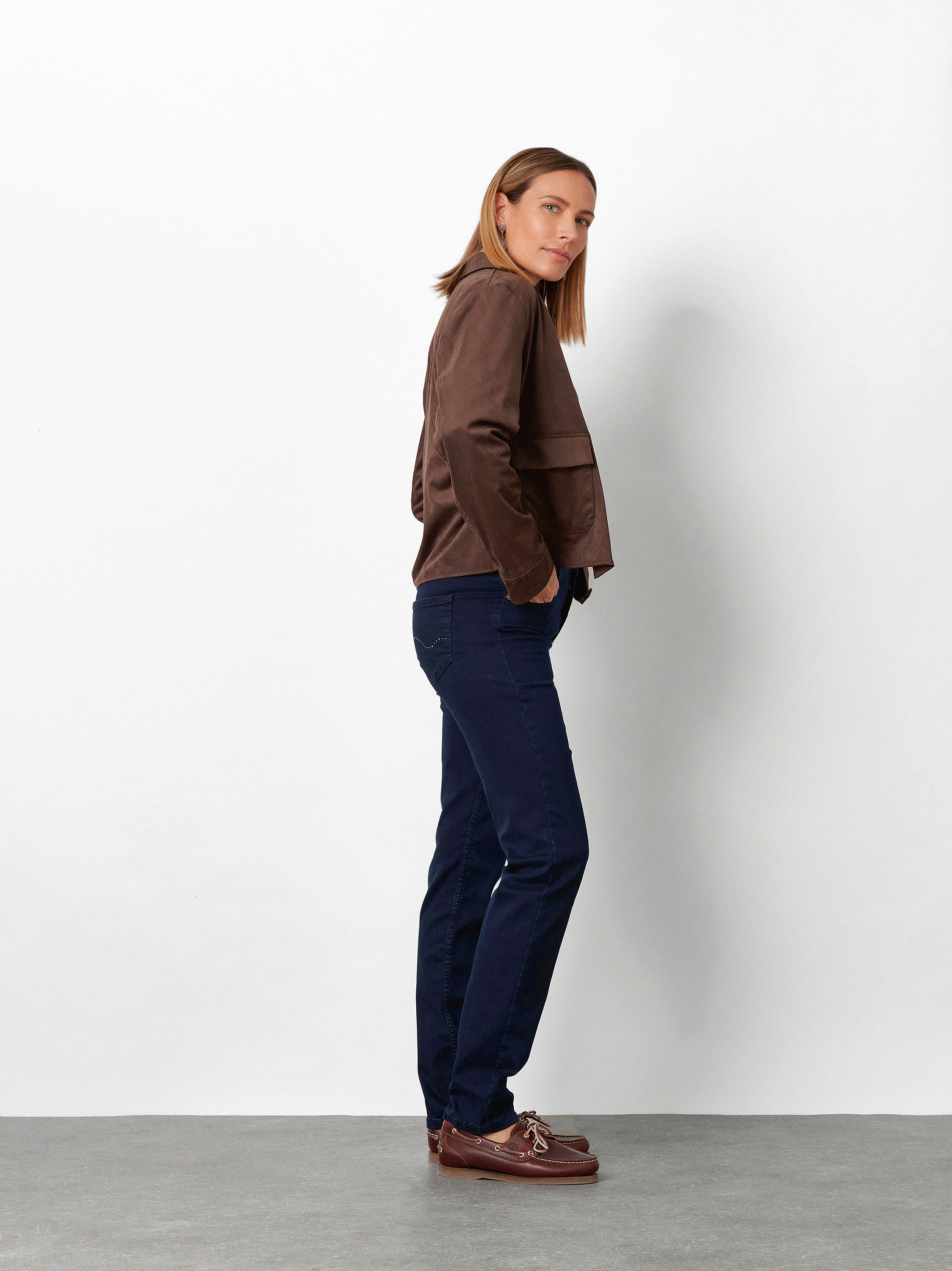 Damenjeans Liv Regular in dark blue, Regular-Fit Jeans, Frontansicht am Model getragen