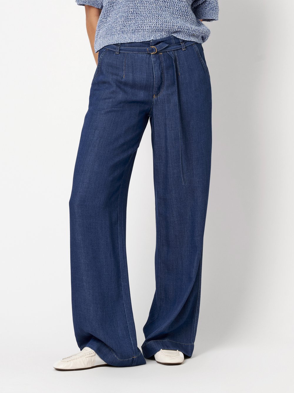 Damenjeans Liv Wide in mid blue, Feinfallende Wide Leg Jeans, Frontansicht am Model getragen