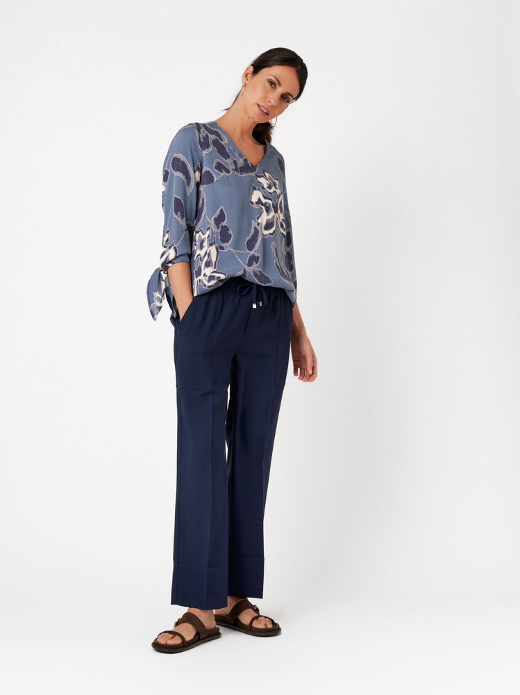 Womens trousers Sue Ankle in dark blue, casual twill pants in cargo style, outfit view worn by model