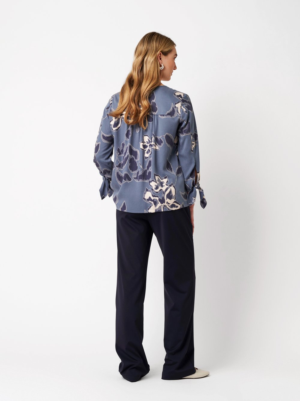 Damenbluse Anna in blue, Schlupfbluse mit Flowerprint, Rueckansicht am Model getragen