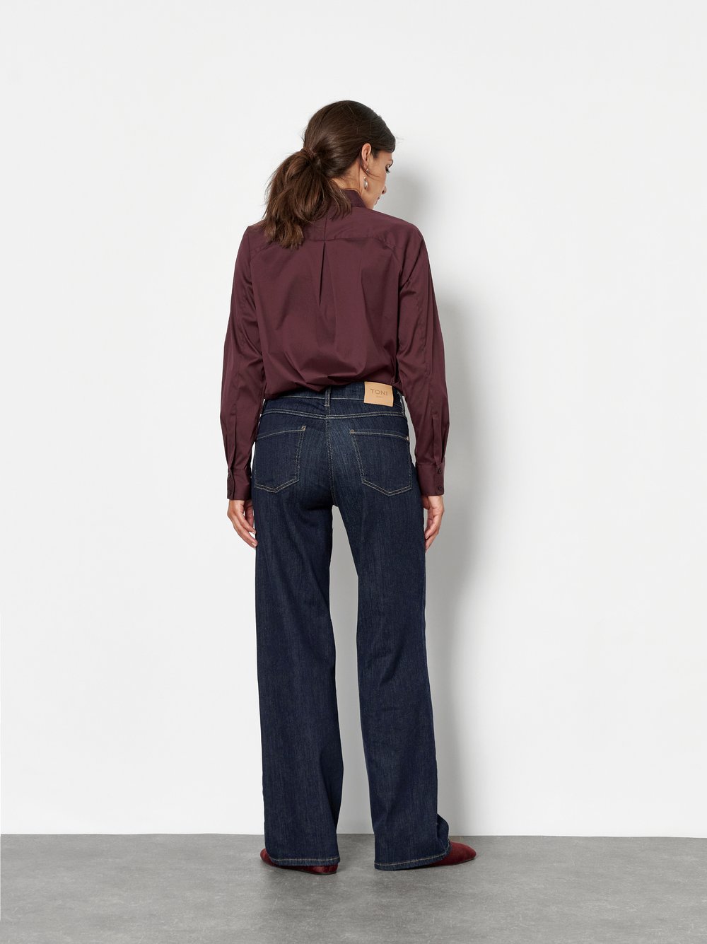 Damenjeans Liv Wide in Rinsed Blue, wide-Leg Jeans, Rueckansicht am Model getragen