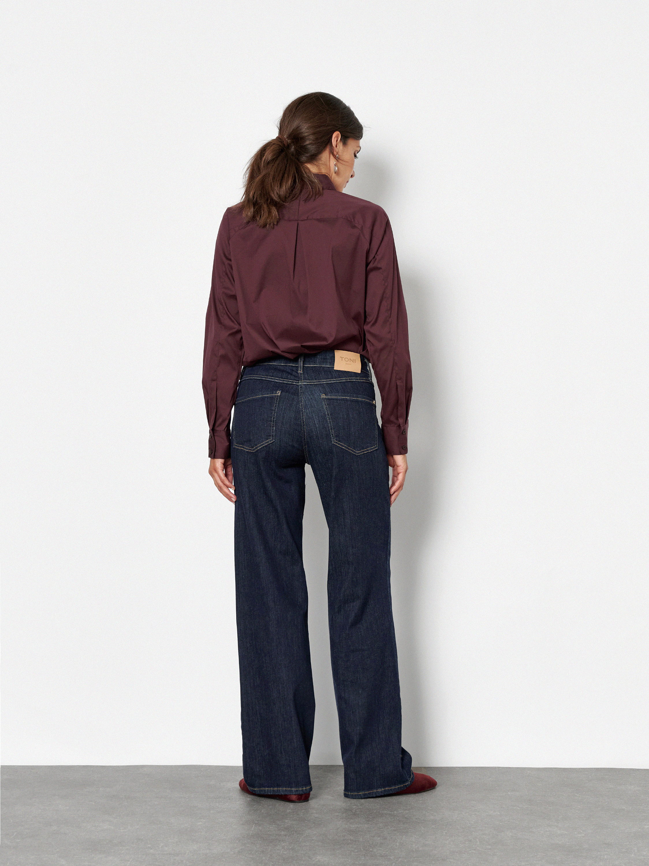 Damenjeans Liv Wide in Rinsed Blue, wide-Leg Jeans, Rueckansicht am Model getragen