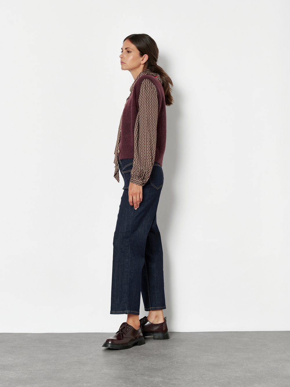 Damenjeans Liv Wide 7/8 in Rinsed Blue, 7/8 Wide-Leg Jeans mit grafischen Fronttaschen, Frontansicht am Model getragen