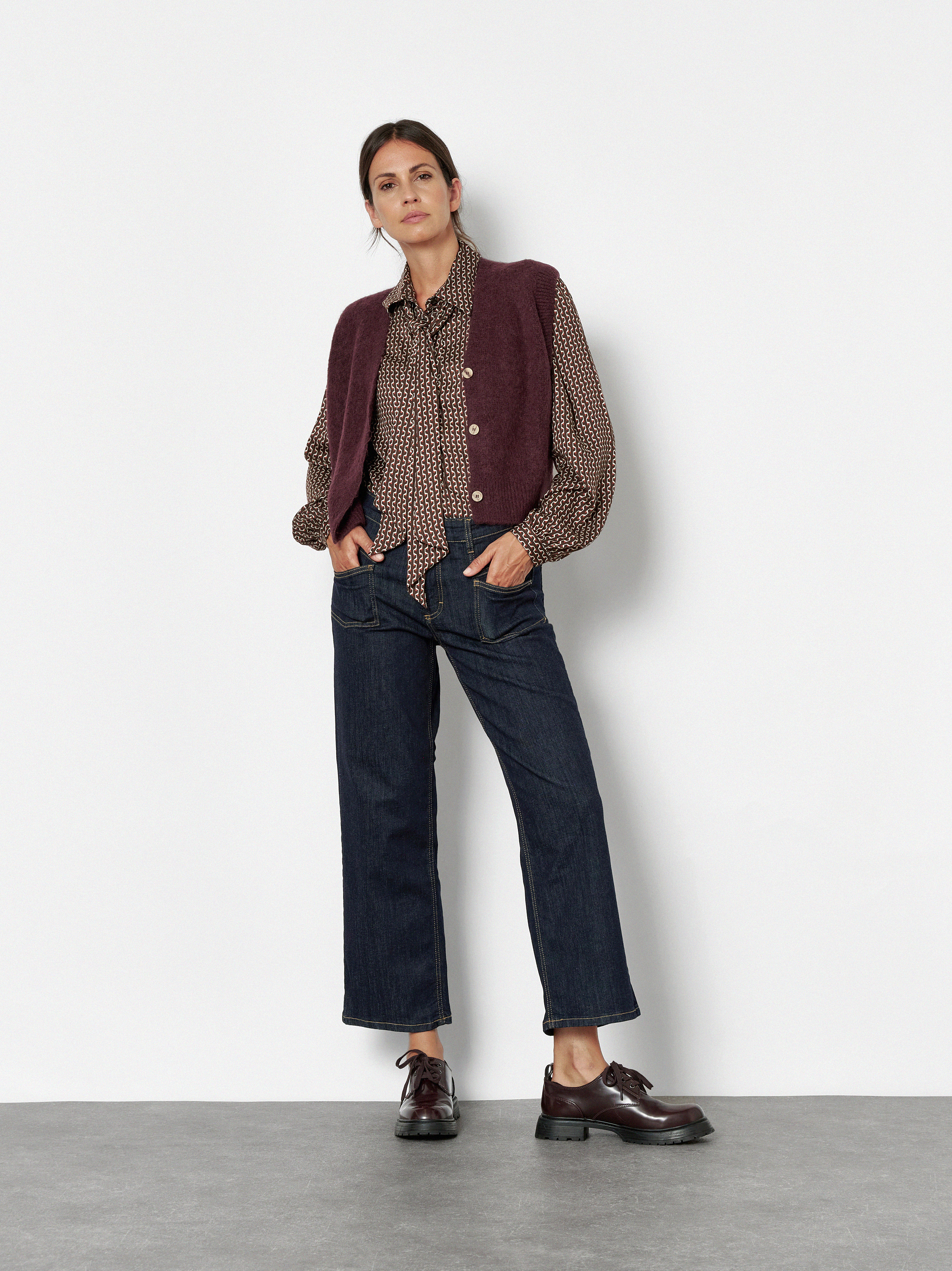 Damenjeans Liv Wide 7/8 in Rinsed Blue, 7/8 Wide-Leg Jeans mit grafischen Fronttaschen, Frontansicht am Model getragen