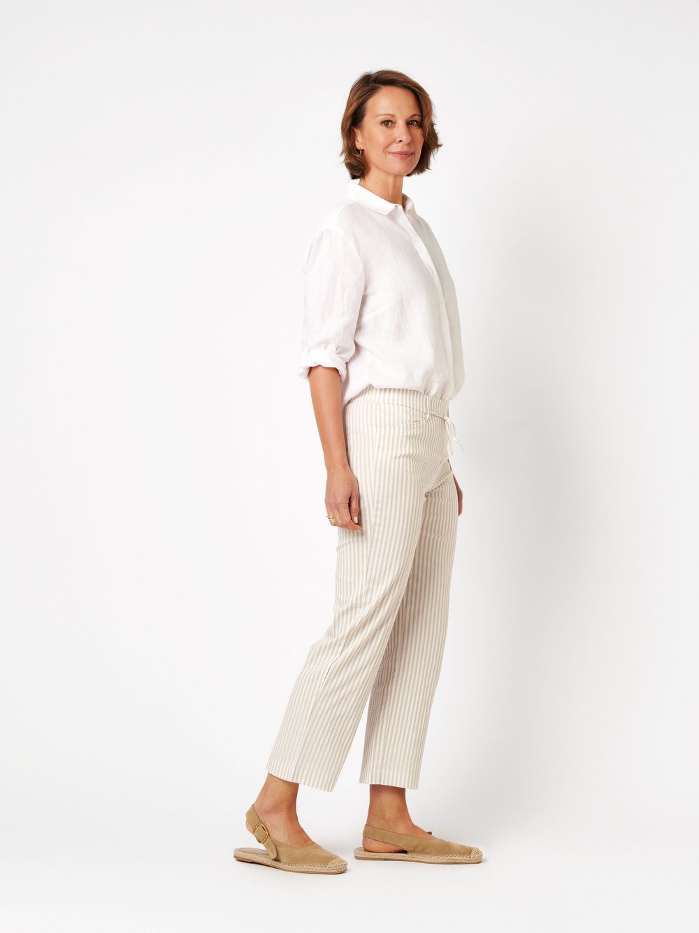 Damenhose Scarlet Wide 3/4 in beige / white, Entspannte 3/4-Hose, Outfitansicht am Model