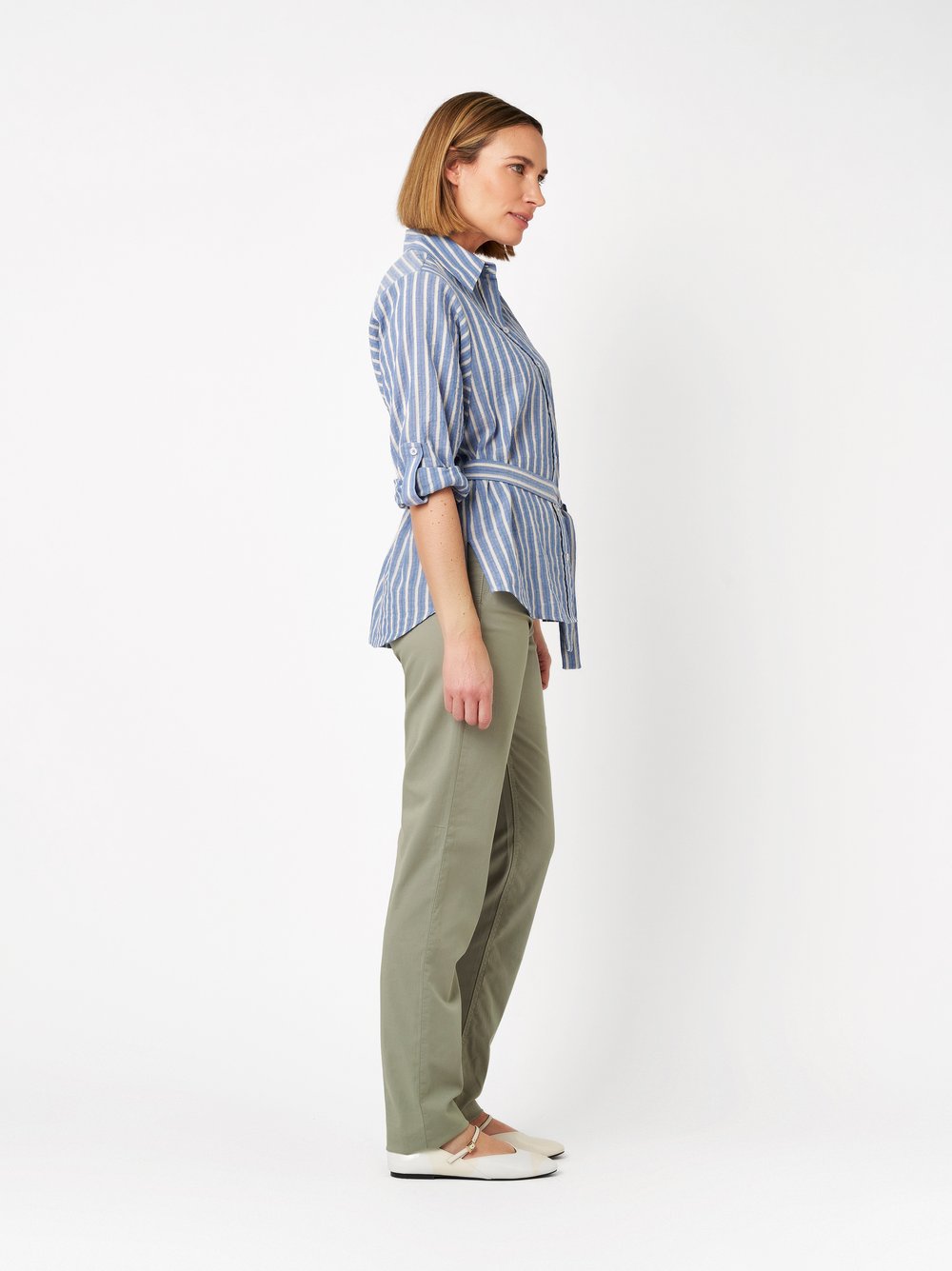 Damenhose Be Loved in khaki, High Waist Hose aus softer Baumwolle, Frontansicht am Model getragen