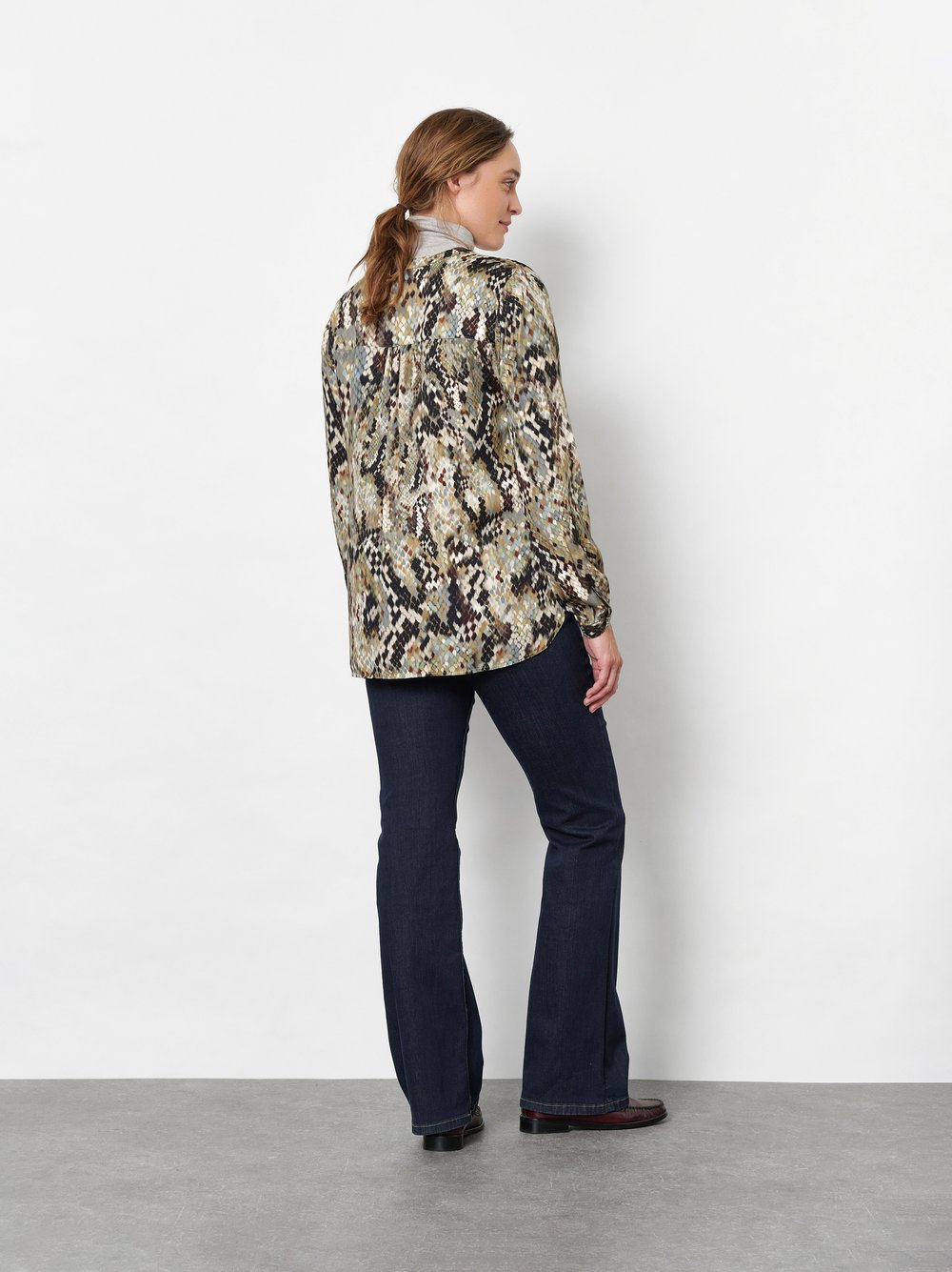 Damenhose Bella in Salbei, Bluse im Snake-Print, Rueckansicht am Model getragen
