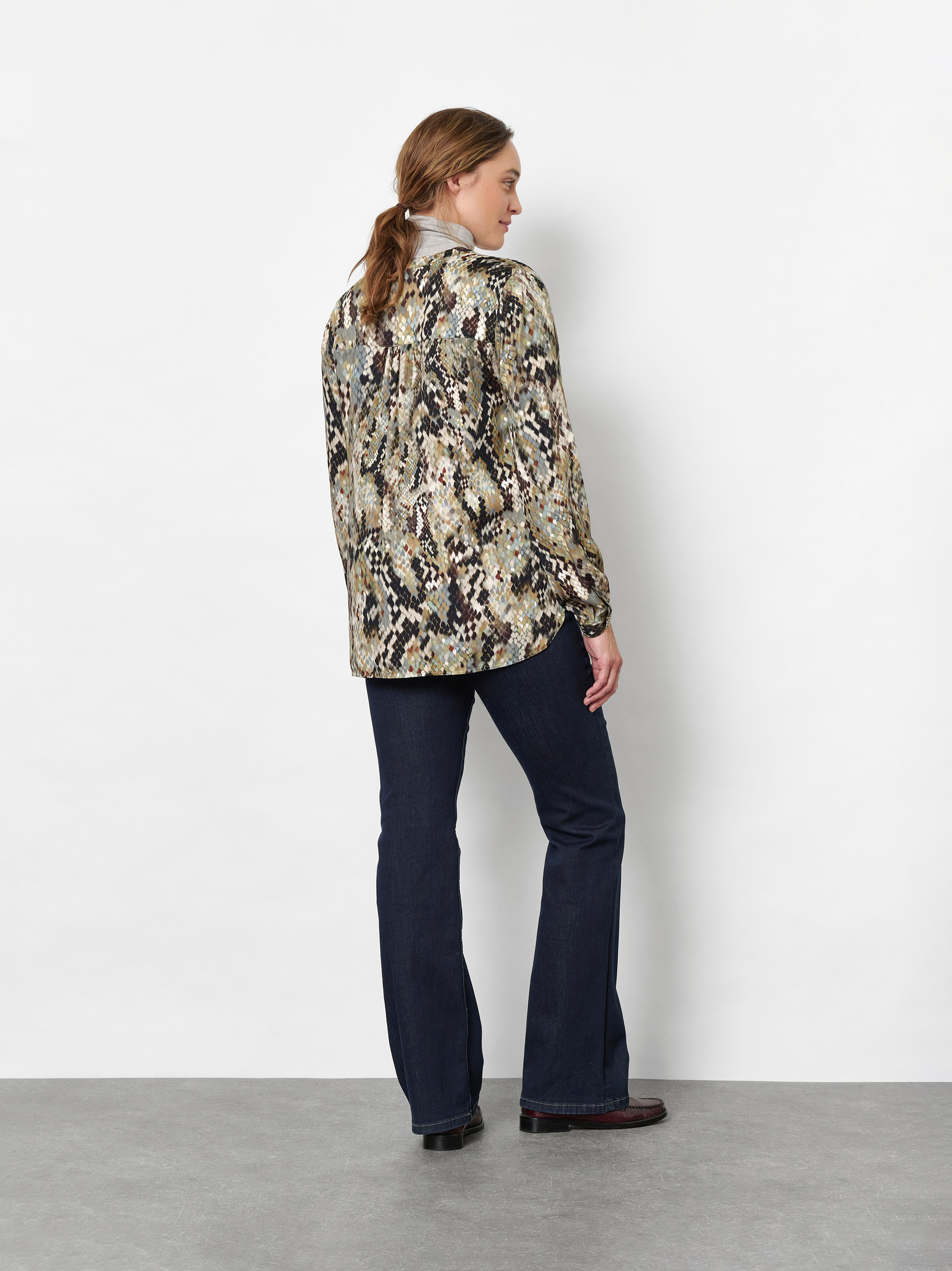 Damenhose Bella in Salbei, Bluse im Snake-Print, Rueckansicht am Model getragen
