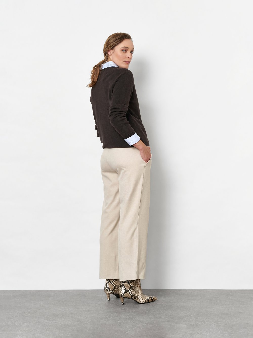 Damenhose Sue 7/8 in Creme, Weite 7/8-Hose aus Gabardine, Rueckansicht am Model getragen