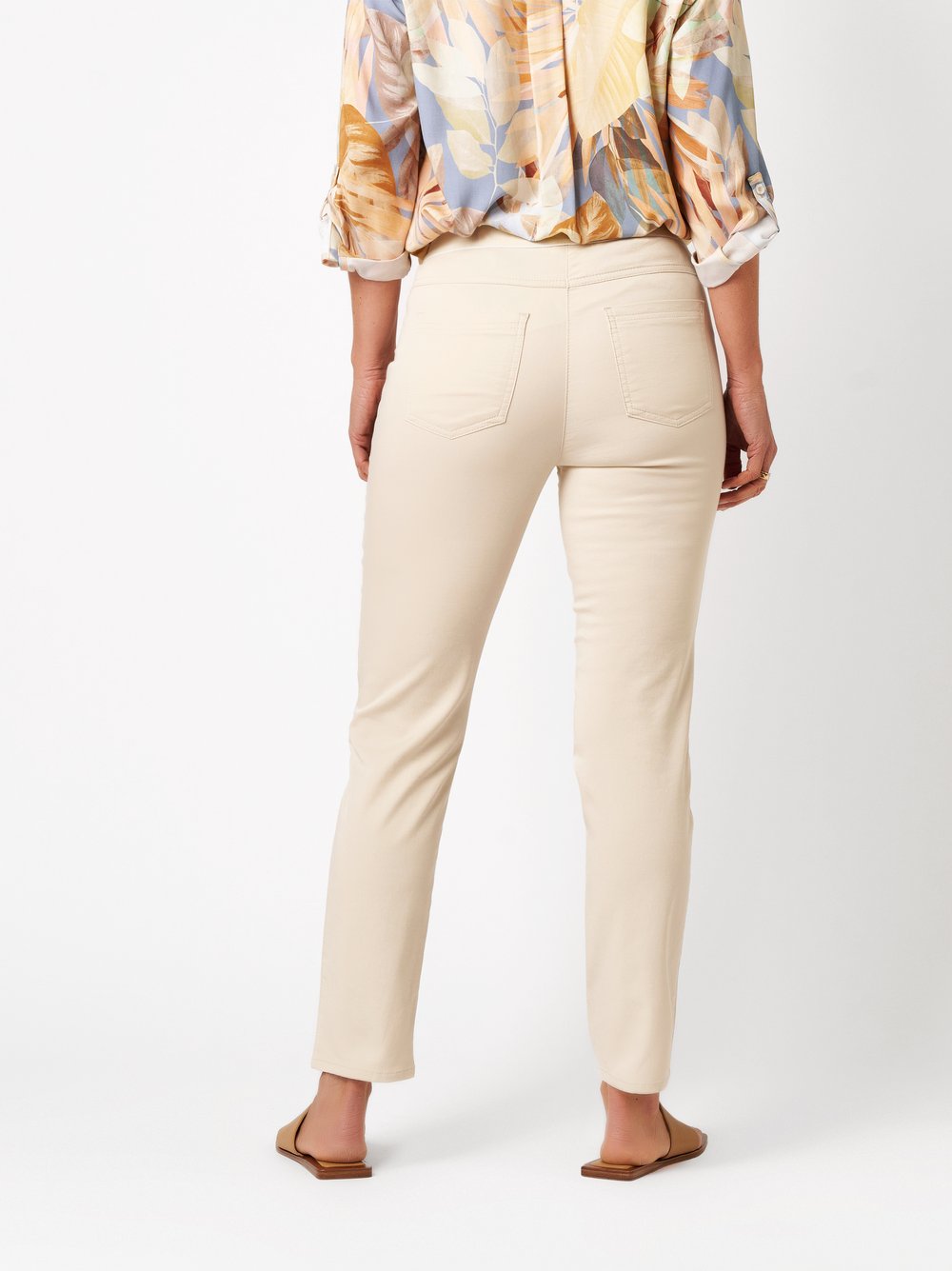 Damenhose Alice Slim 7/8 in light beige, 7/8-Hose mit sportivem Gummibund, Rueckansicht am Model getragen