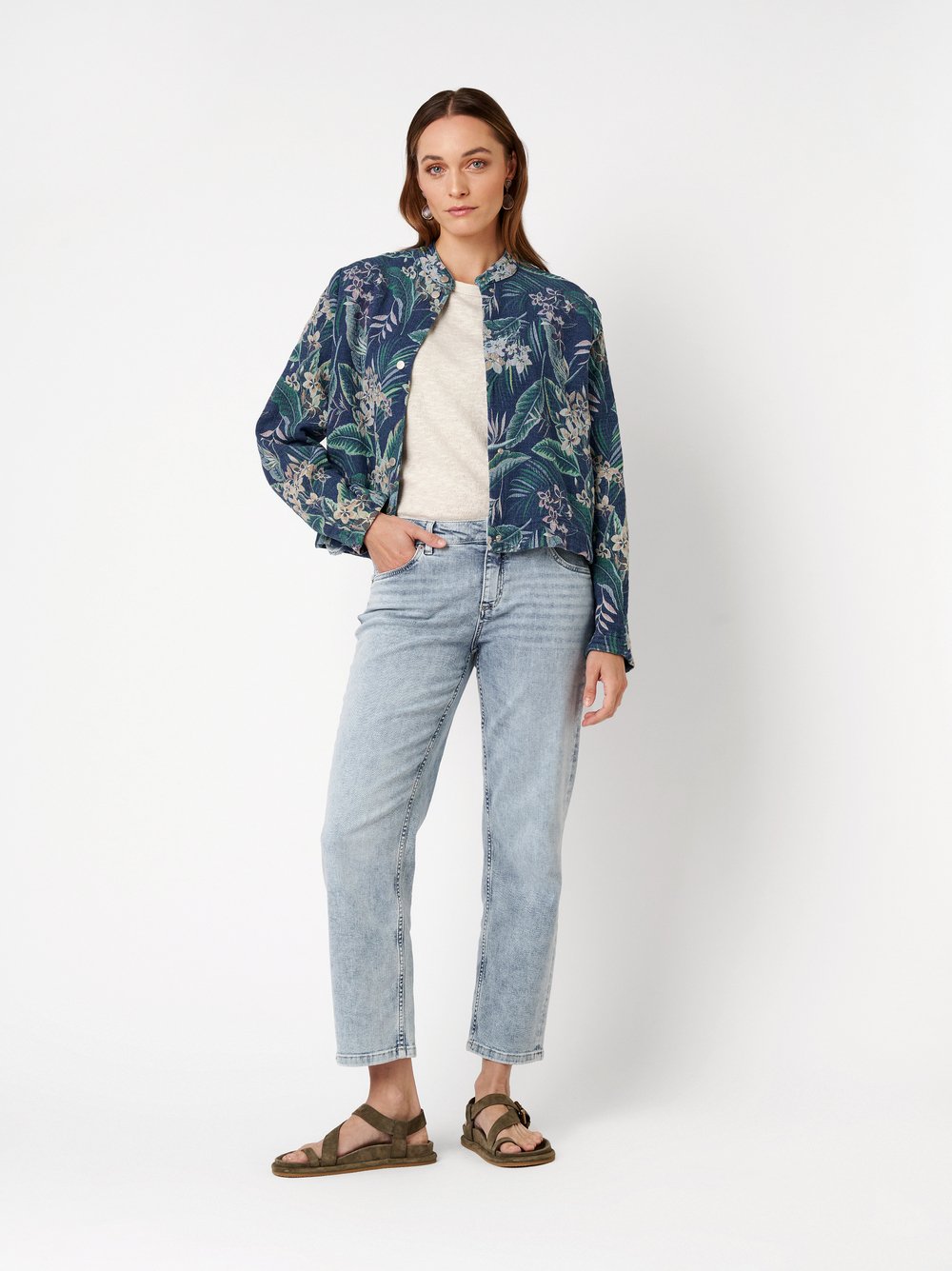 Damenjeans Ella 7/8 in light blue, verkuerzte Straight-Fit Jeans, Outfitansicht am Model