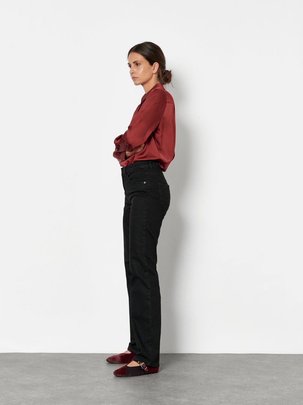 Damenjeans Liv in Schwarz, straight-Fit Jeans aus Colour Denim, Frontansicht am Model getragen
