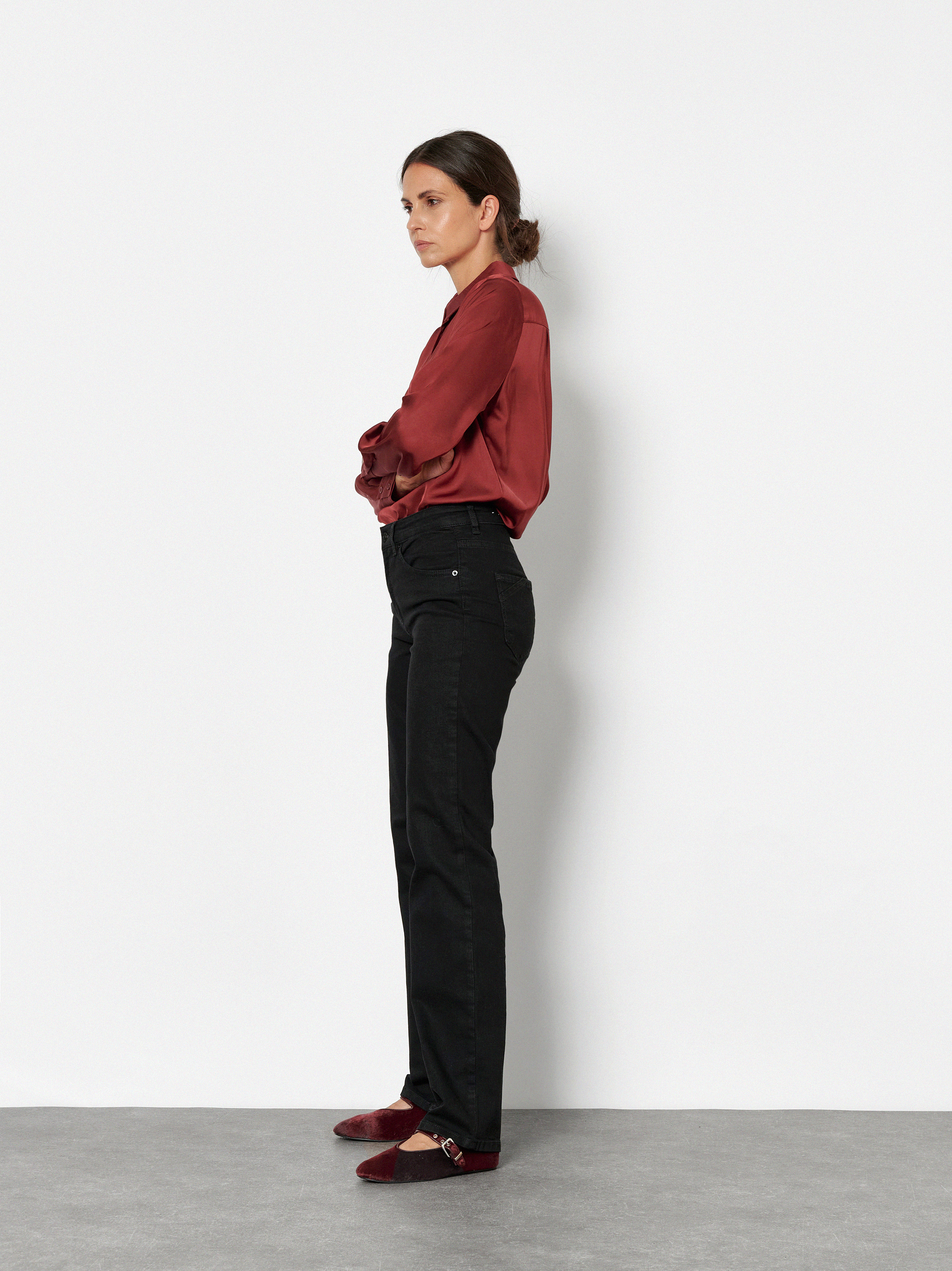 Damenjeans Liv in Schwarz, straight-Fit Jeans aus Colour Denim, Frontansicht am Model getragen