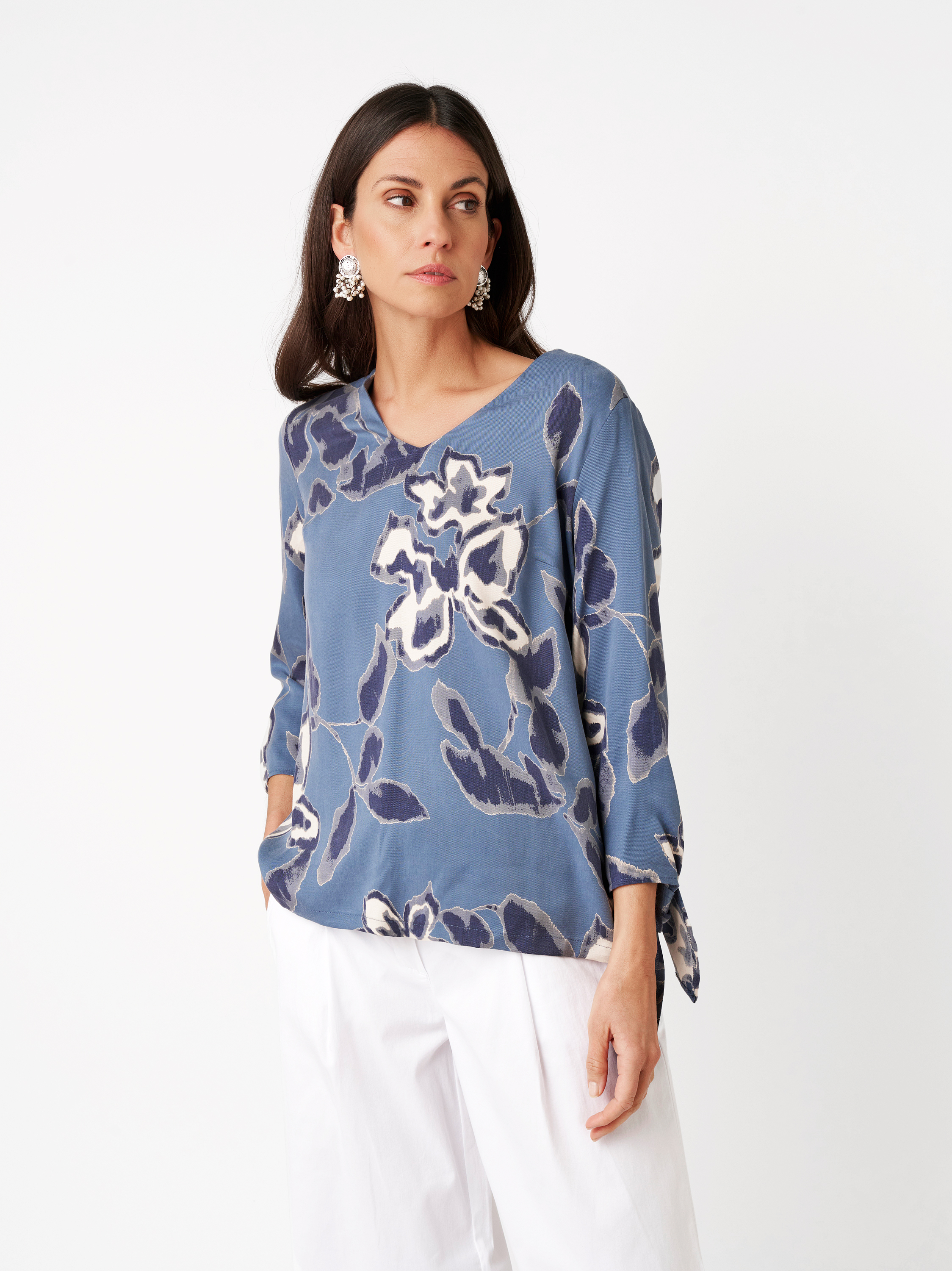 Damenbluse Anna in blue, Schlupfbluse mit Flowerprint, Frontansicht am Model getragen