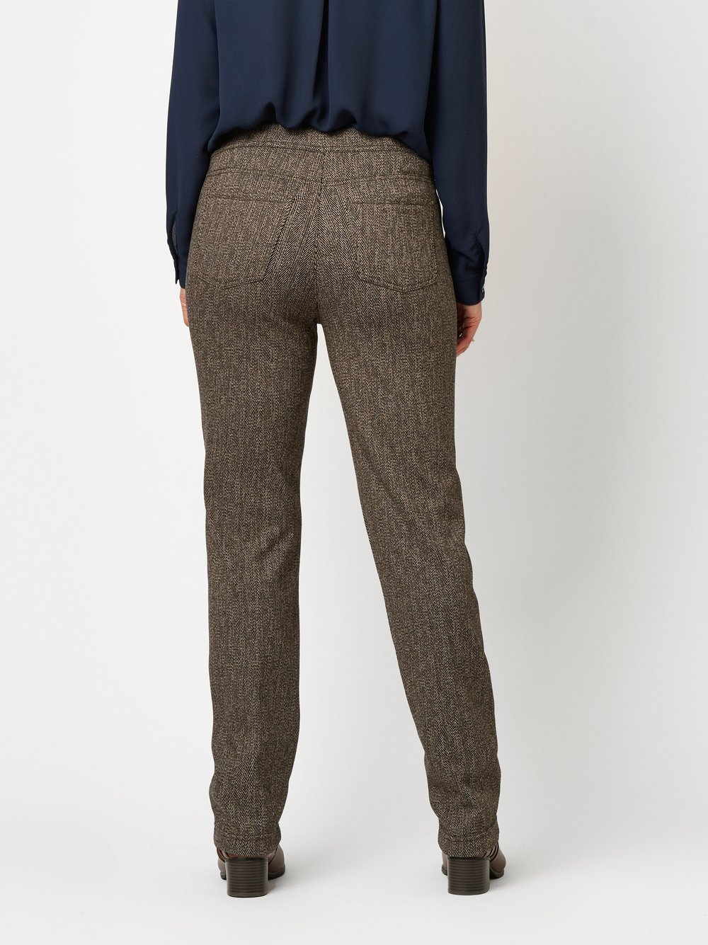 Damenhose Alice in Braun, Schlupfhose mit Fischgratmuster, Rueckansicht am Model getragen