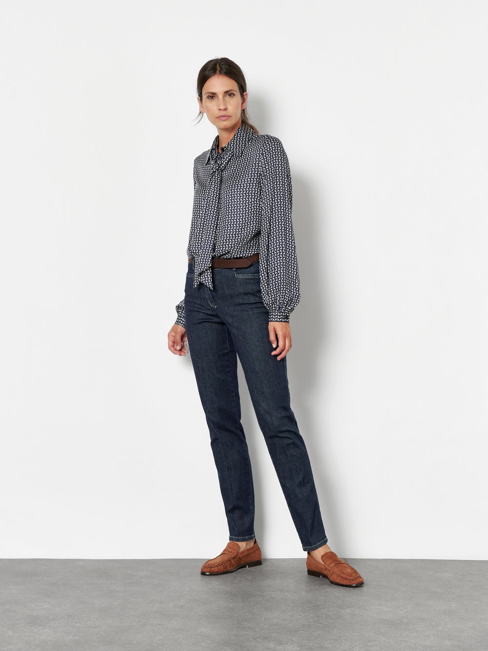 Damenjeans Jenny in Dark Blue, Smarte Jeans in 7/8-Laenge, Outfitansicht am Model