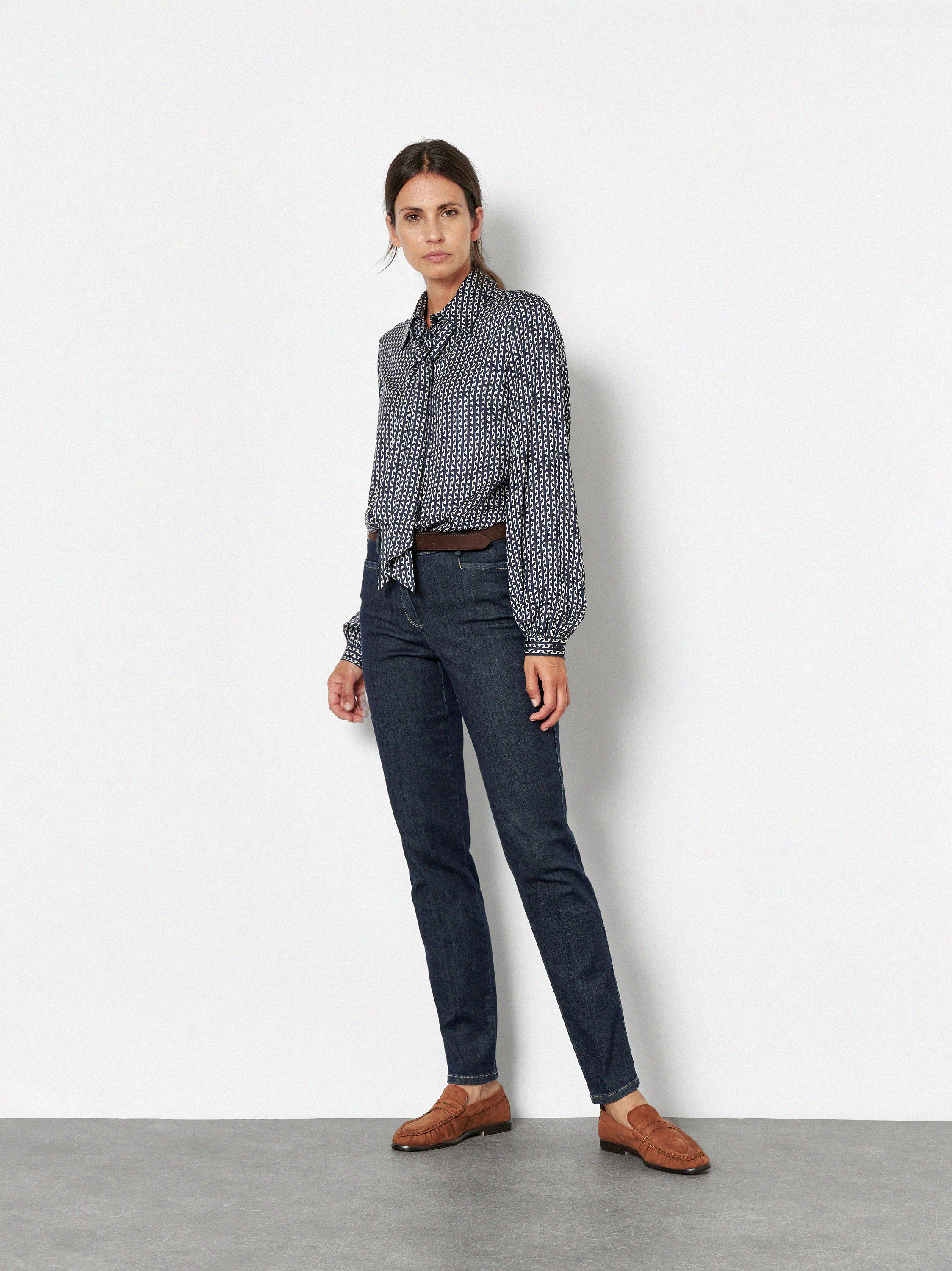 Damenjeans Jenny in Dark Blue, Smarte Jeans in 7/8-Laenge, Outfitansicht am Model