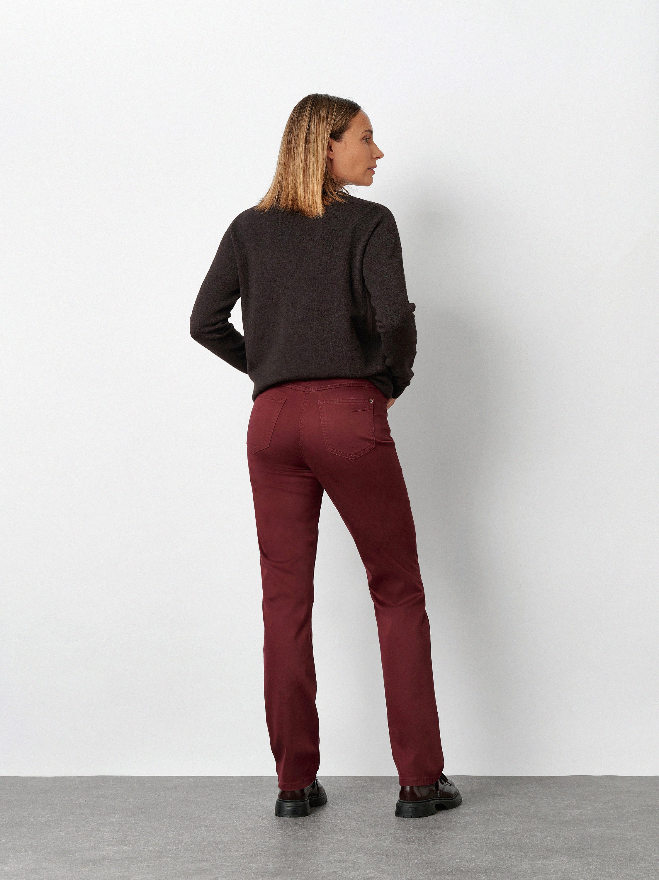 Damenhose Be Loved in Beere, high-Waist Hose aus Baumwollsatin, Rueckansicht am Model getragen