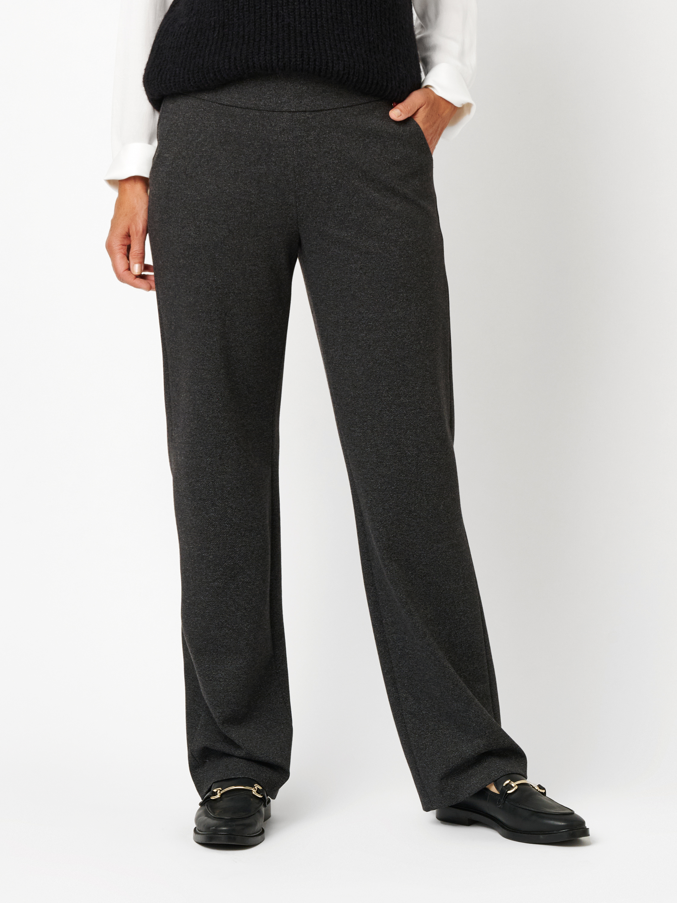 Damenhose Scarlet Wide in Anthrazit, Weite Hose in Tweed-Optik, Frontansicht am Model getragen