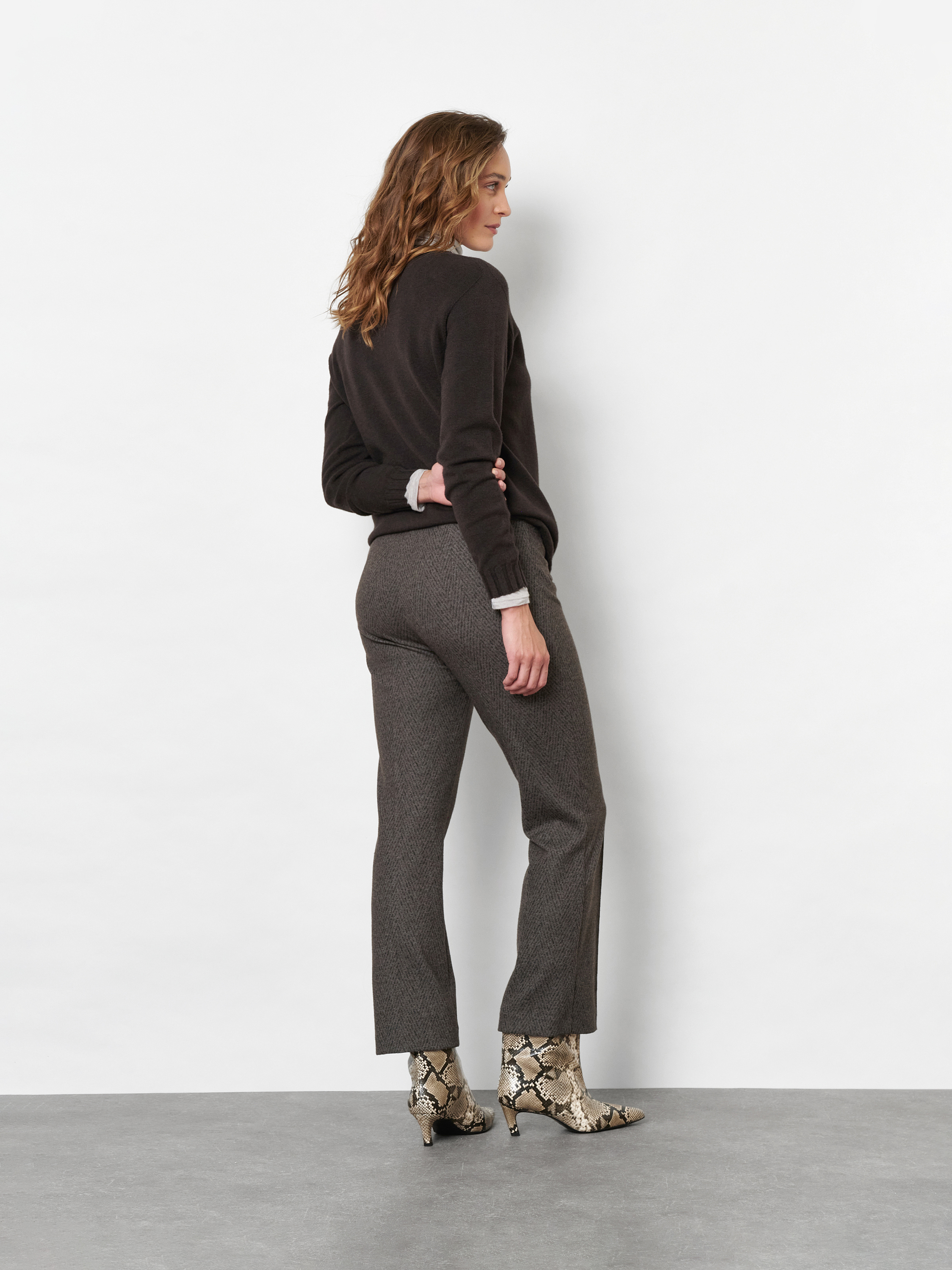Damenhose Jenny 7/8 in Dunkelbraun, 7/8-Hose im Fischgratdessin, Rueckansicht am Model getragen