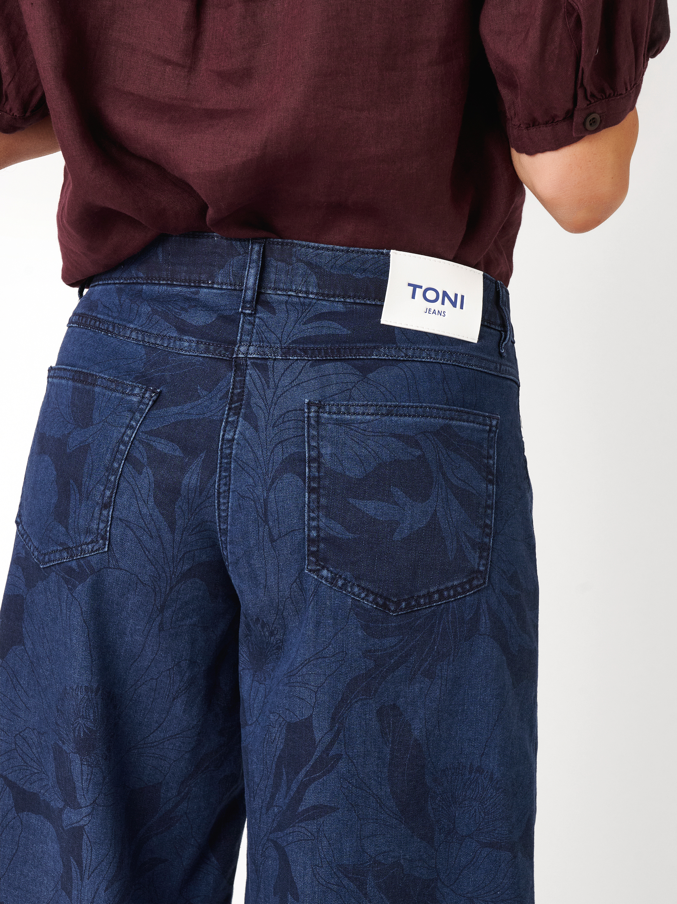 Womens shorts Liv Bermuda in dark blue, wide denim bermudas with floral print, detail view