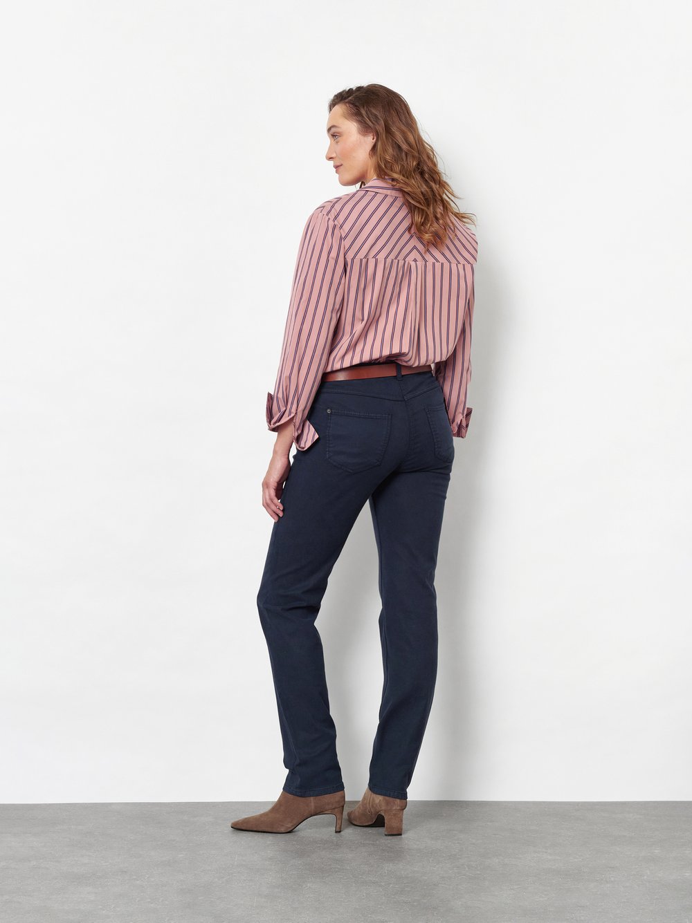 Damenhose Perfect Shape in Dark Blue, Softe Twillhose mit perfekter Passform, Rueckansicht am Model getragen