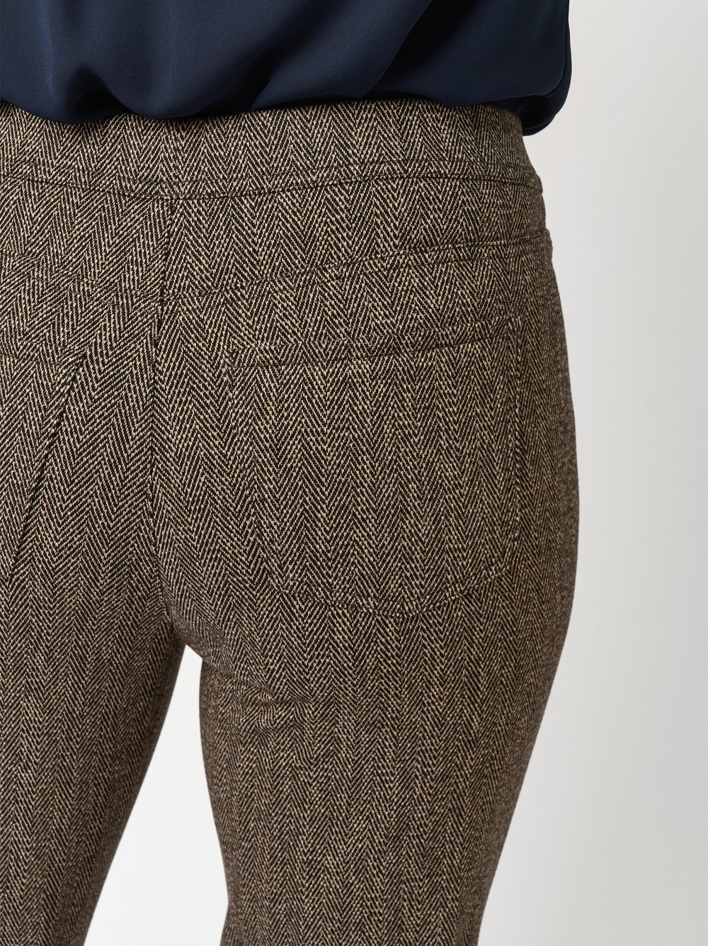 Damenhose Alice in Braun, Schlupfhose mit Fischgratmuster, Detailansicht