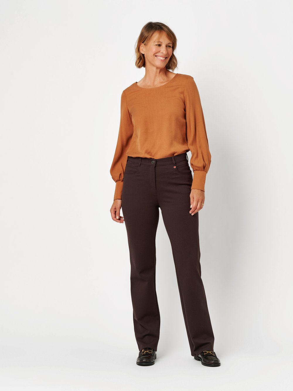 Damenhose Meine beste Freundin in Dunkelbraun, Jerseyhose in Straight-Fit, Outfitansicht am Model