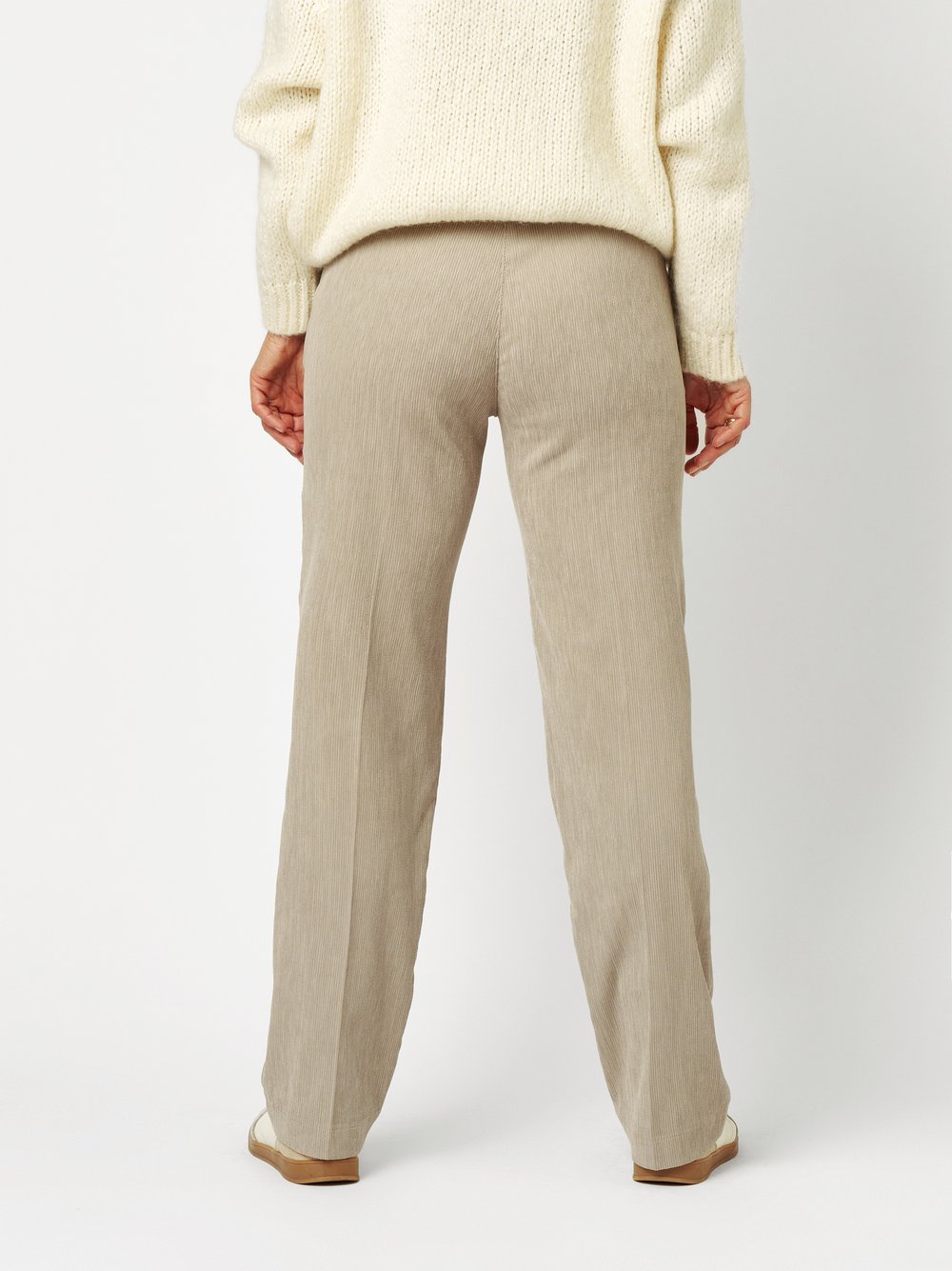 Damenhose Scarlet Wide in Sand, Weite Cordhose, Rueckansicht am Model getragen