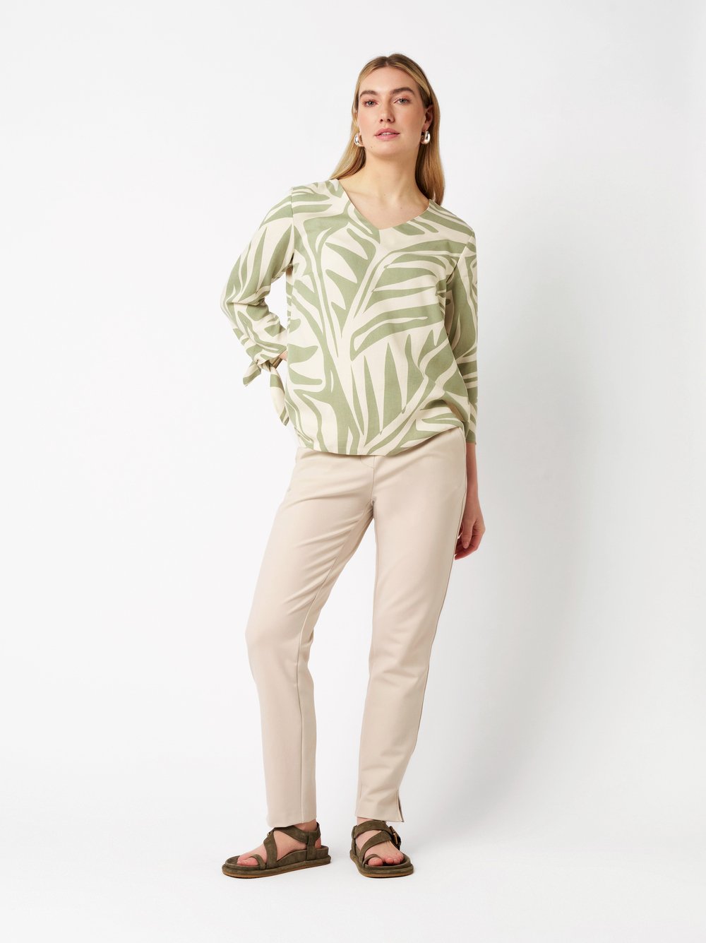 Damenbluse Anna in green / offwhite, Schlupfbluse mit kunstvollem Druck, Outfitansicht am Model