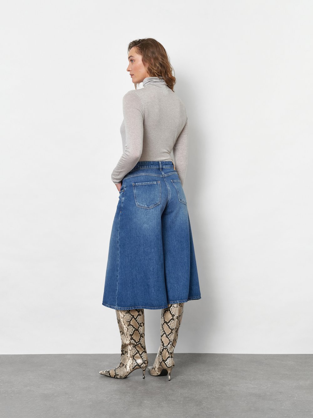 Damenjeans Culotte in Mid Blue, jeans-Culotte mit authentischer Waschung, Rueckansicht am Model getragen