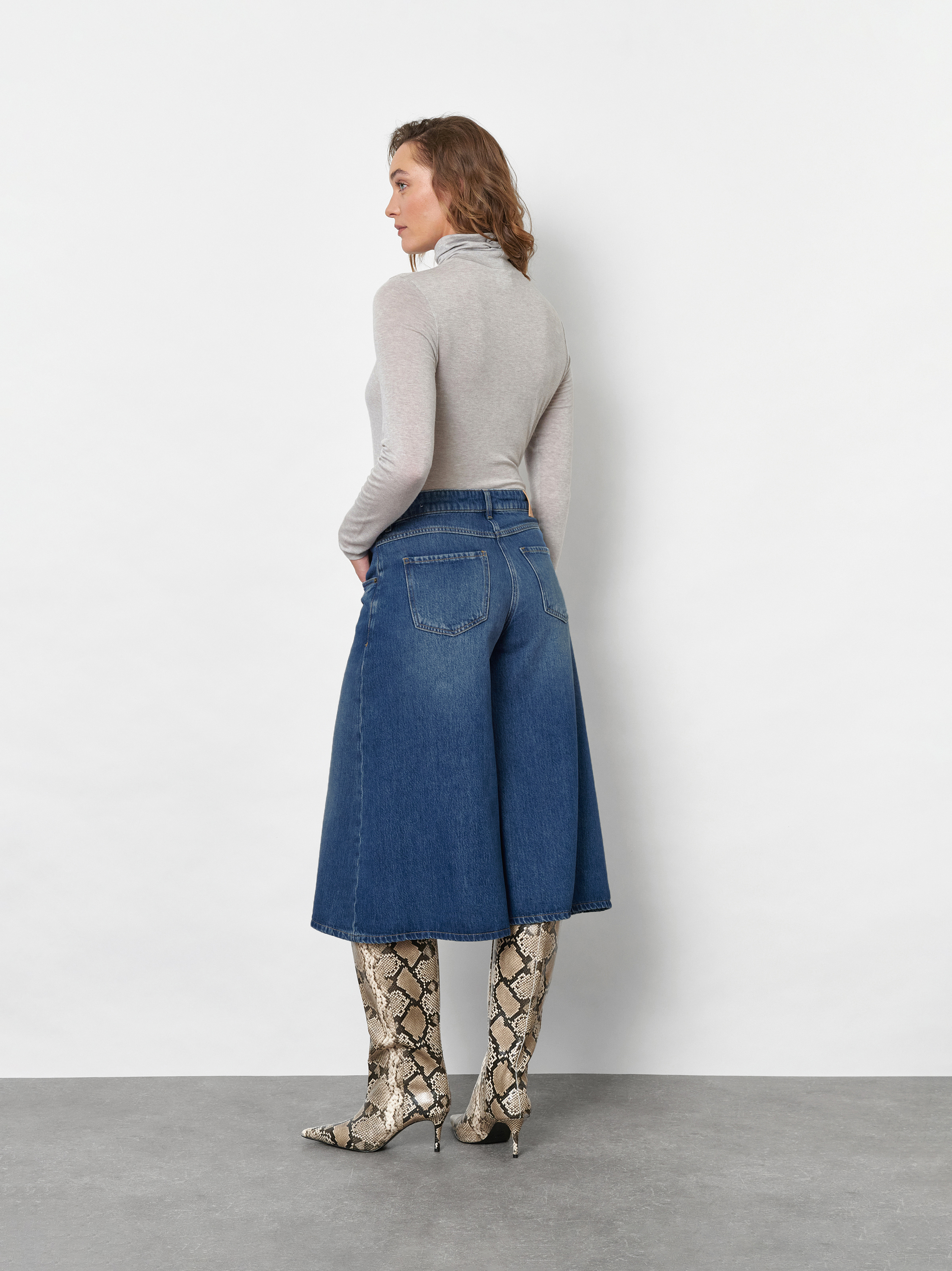 Damenjeans Culotte in Mid Blue, jeans-Culotte mit authentischer Waschung, Rueckansicht am Model getragen