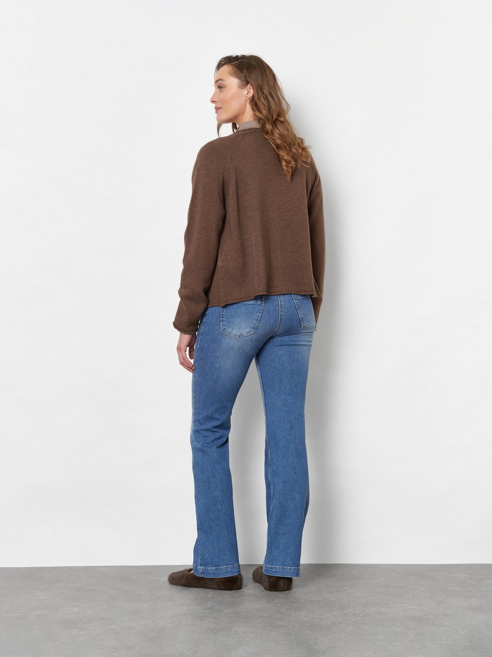 Damenstrickjacke Holy in Braun, Feinstrickcardigan mit Kaschmir, Rueckansicht am Model getragen