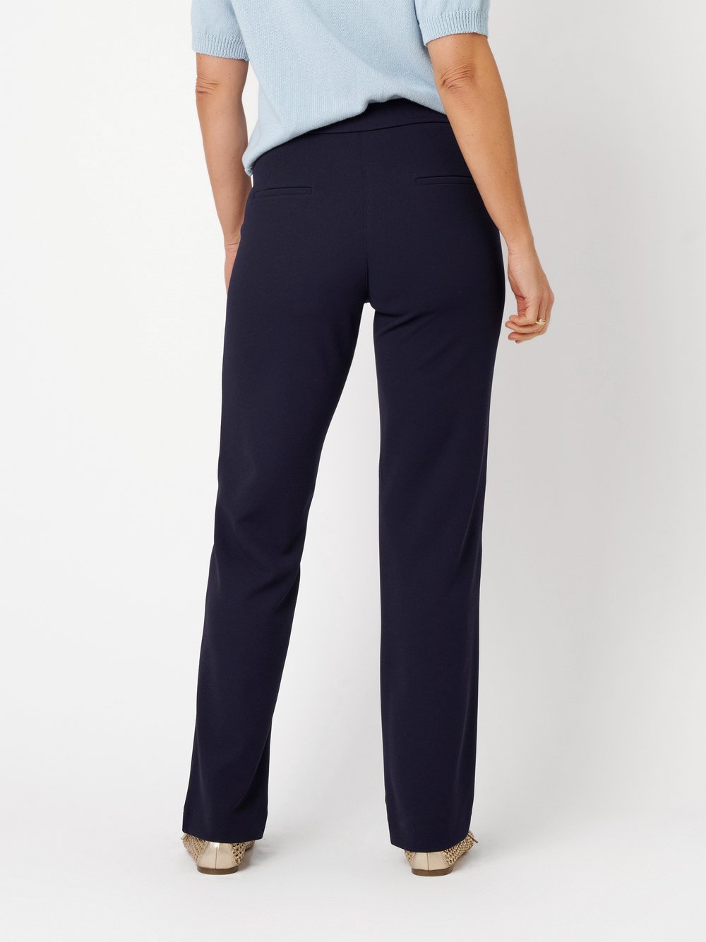 Damenhose Scarlet Wide in navy, weit geschnittene Hose aus Crepe, Rueckansicht am Model getragen