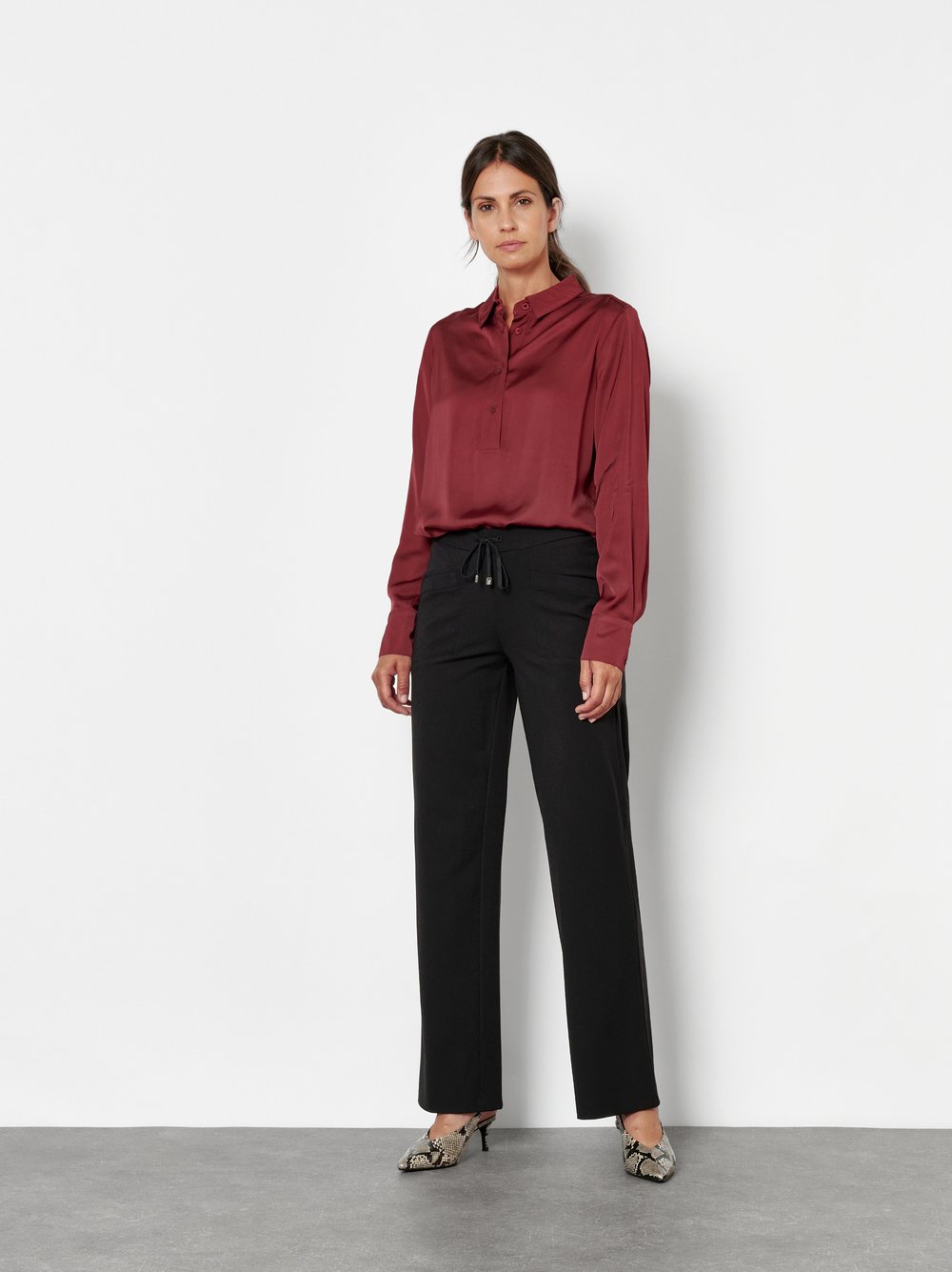 Damenbluse Celina in Rostrot, Schlupfbluse mit edlem Glanz, Outfitansicht am Model