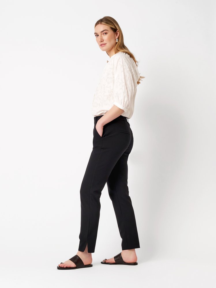 Damenhose Jenny Slim in black, smarte Businesshose, Outfitansicht am Model