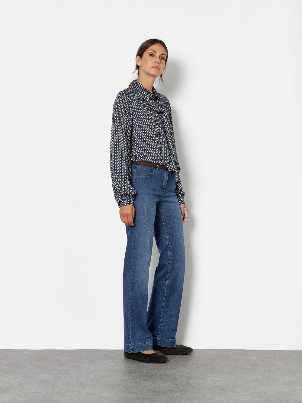 Damenhose Jenny Wide in Mid Blue Used, wide-Leg Jeans mit sportivem Bund, Frontansicht am Model getragen