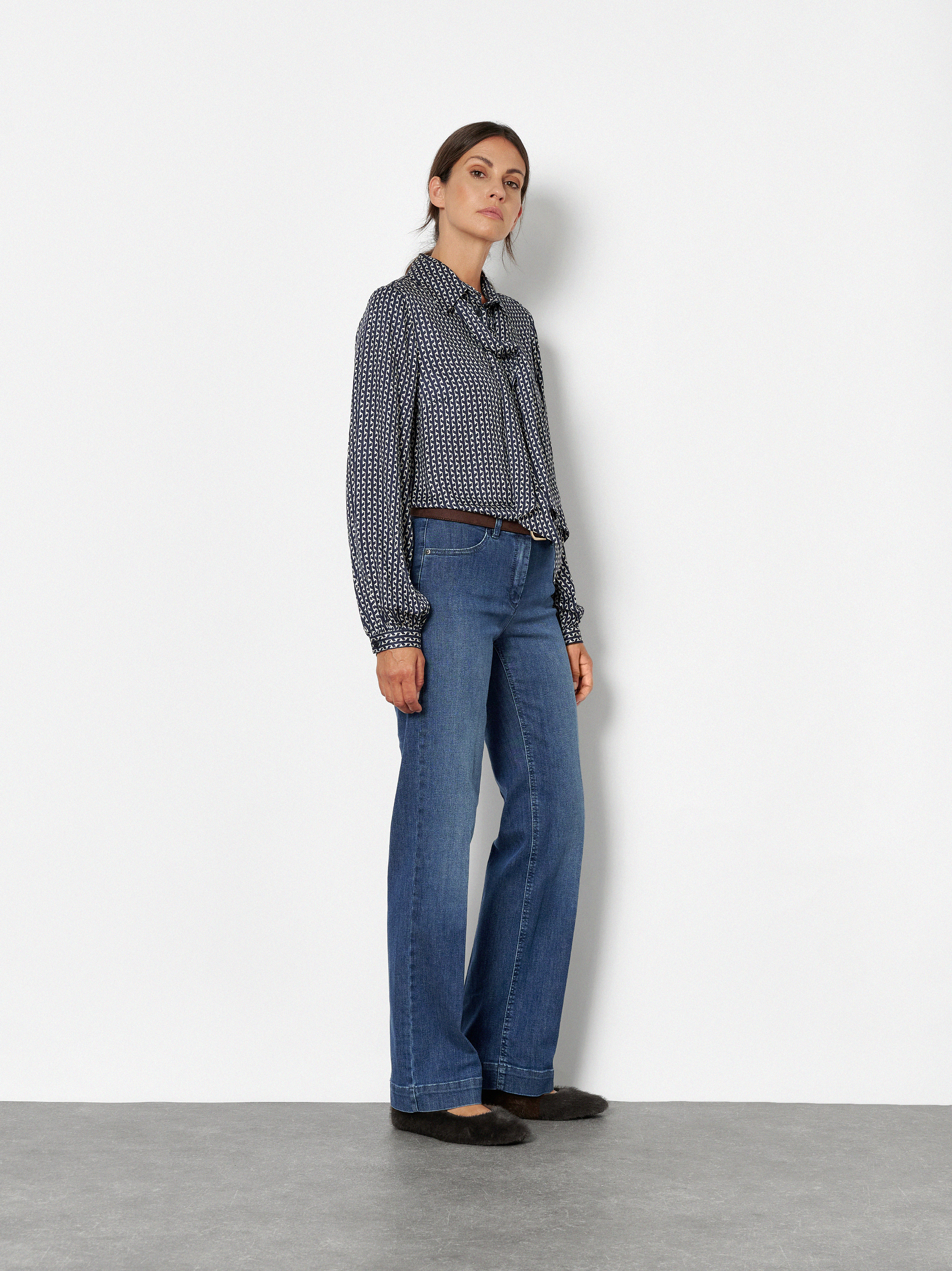 Damenhose Jenny Wide in Mid Blue Used, wide-Leg Jeans mit sportivem Bund, Frontansicht am Model getragen