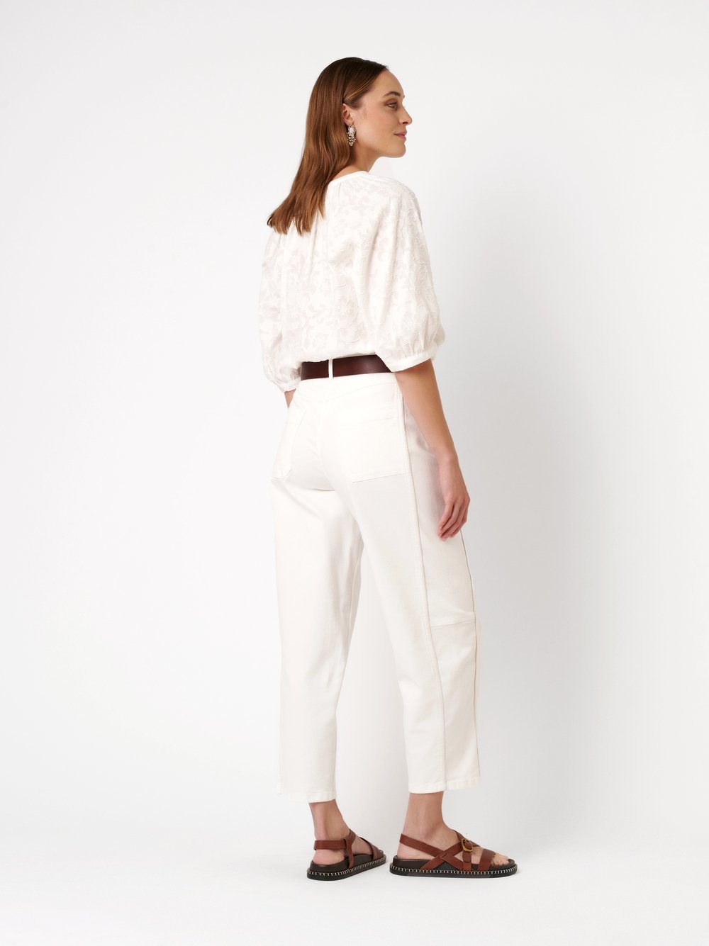 Damenbluse Conni in offwhite, Bluse mit strukturiertem Bluetendesign, Rueckansicht am Model getragen