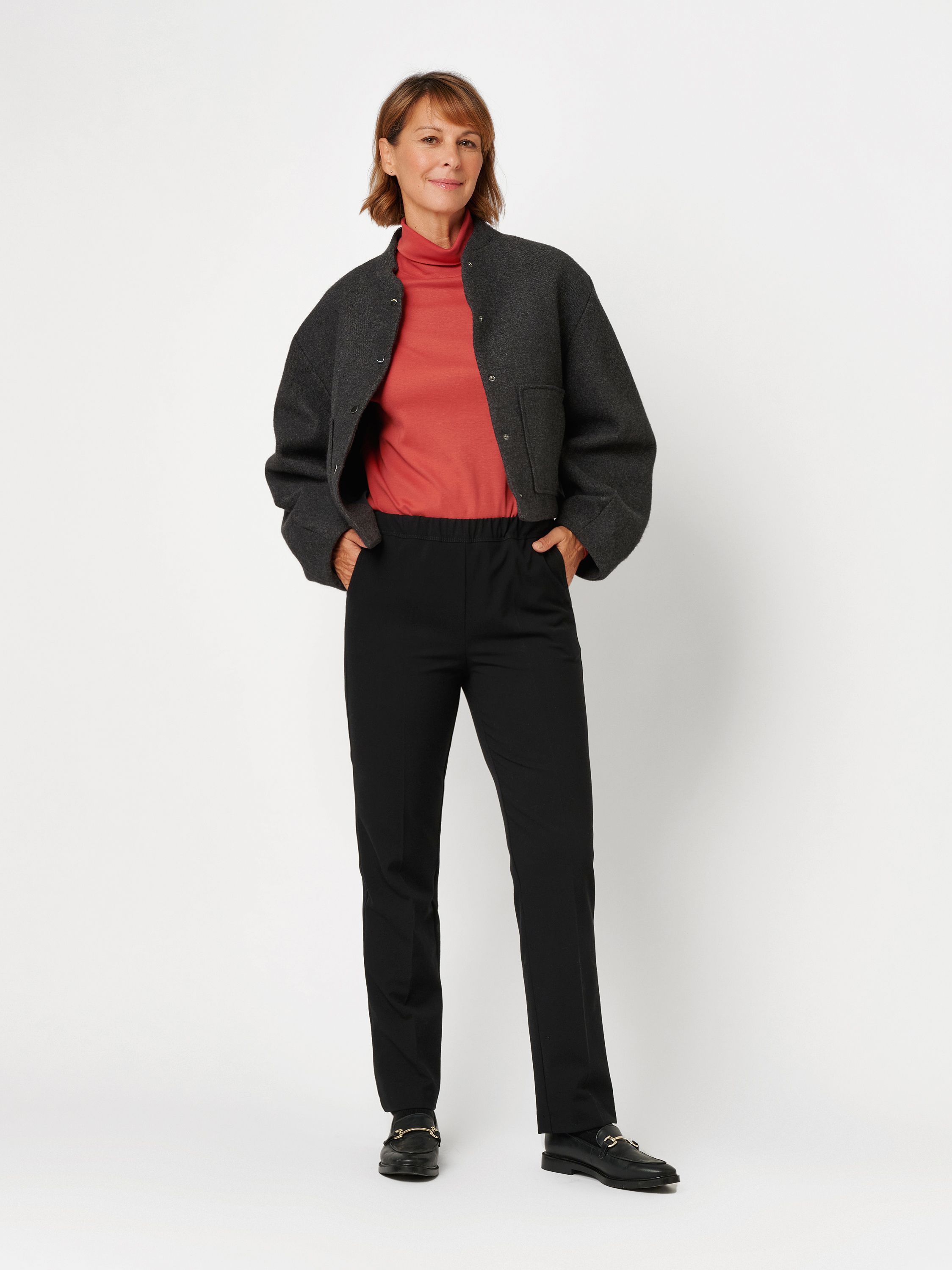Damenhose Jade in Schwarz, Schlupfhose mit Buegelfalten, Outfitansicht am Model