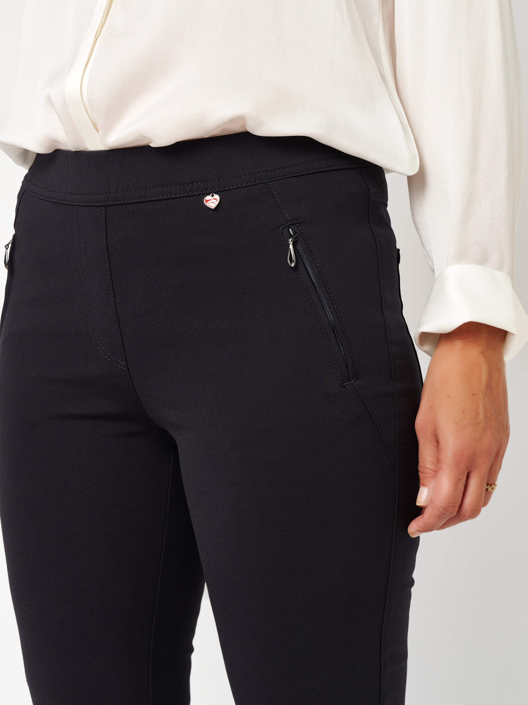 Damenhose Alice Slim in navy, jersey-Hose mit Zippertaschen, Detailansicht