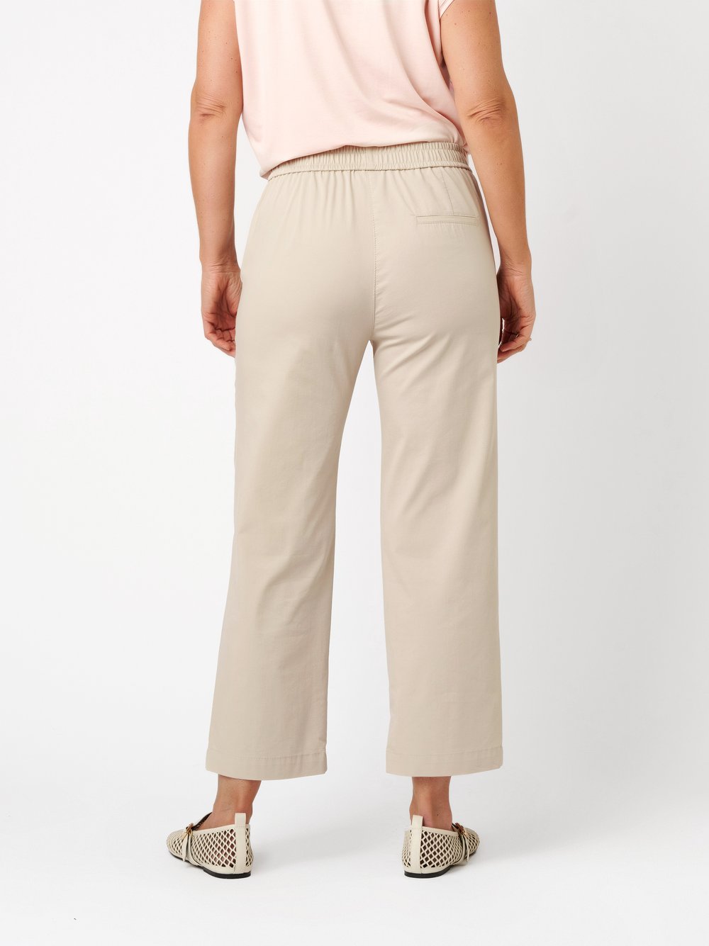 Damenhose Scarlet Wide 3/4 in beige, Weite 3/4-Hose, Rueckansicht am Model getragen