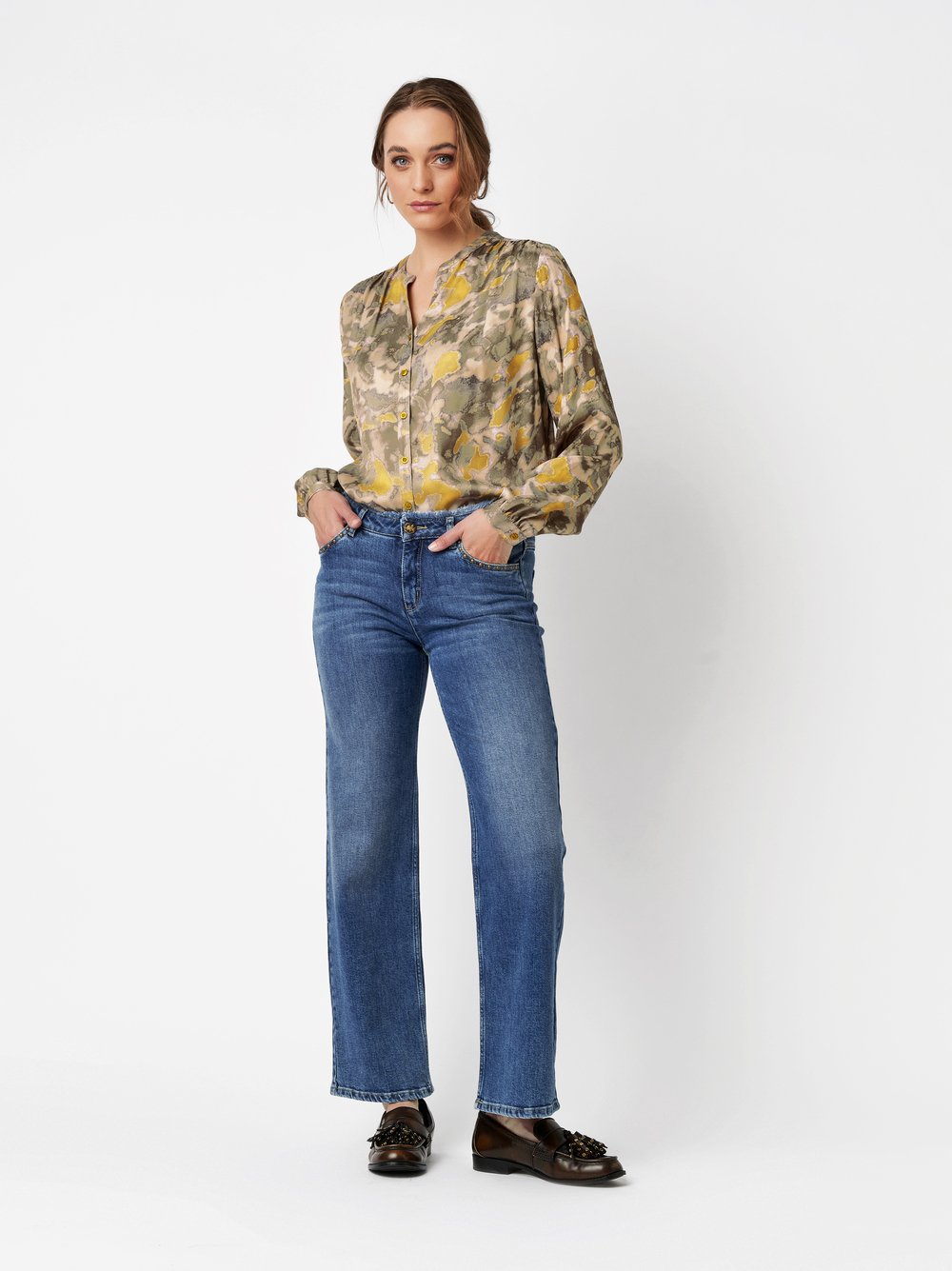 Bluse Bella multicolour khaki Outfitansicht Bluse Bella multicolour khaki Outfitansicht