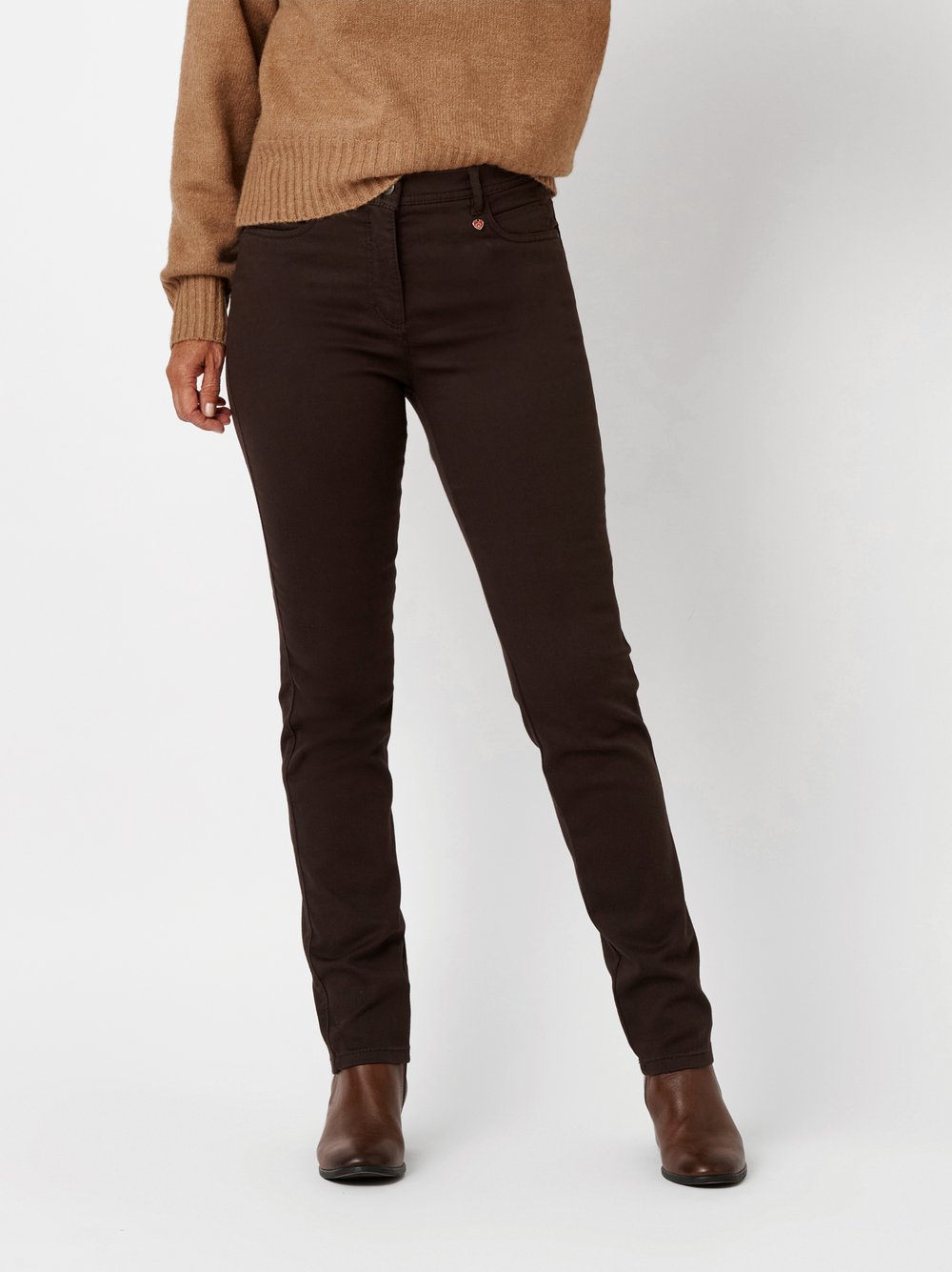 Damenhose Meine beste Freundin in Dunkelbraun, slim-Fit Hose aus softem Baumwollstretch, Frontansicht am Model getragen