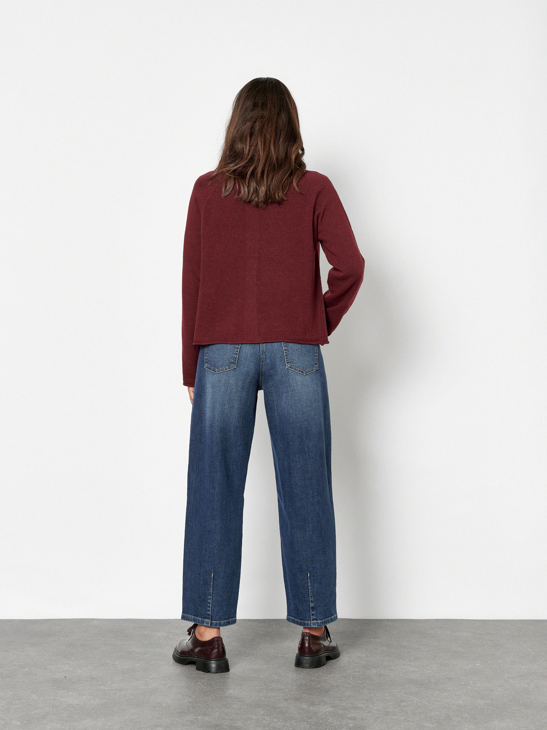 Damenstrickjacke Holy in Bordeaux, Feinstrickcardigan mit Kaschmir, Rueckansicht am Model getragen