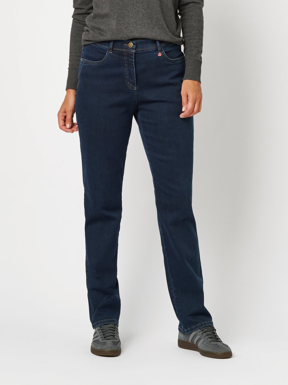 Damenjeans My Beauty in Dark Blue, basic-Jeans mit bequemer Oberschenkelweite, Frontansicht am Model getragen