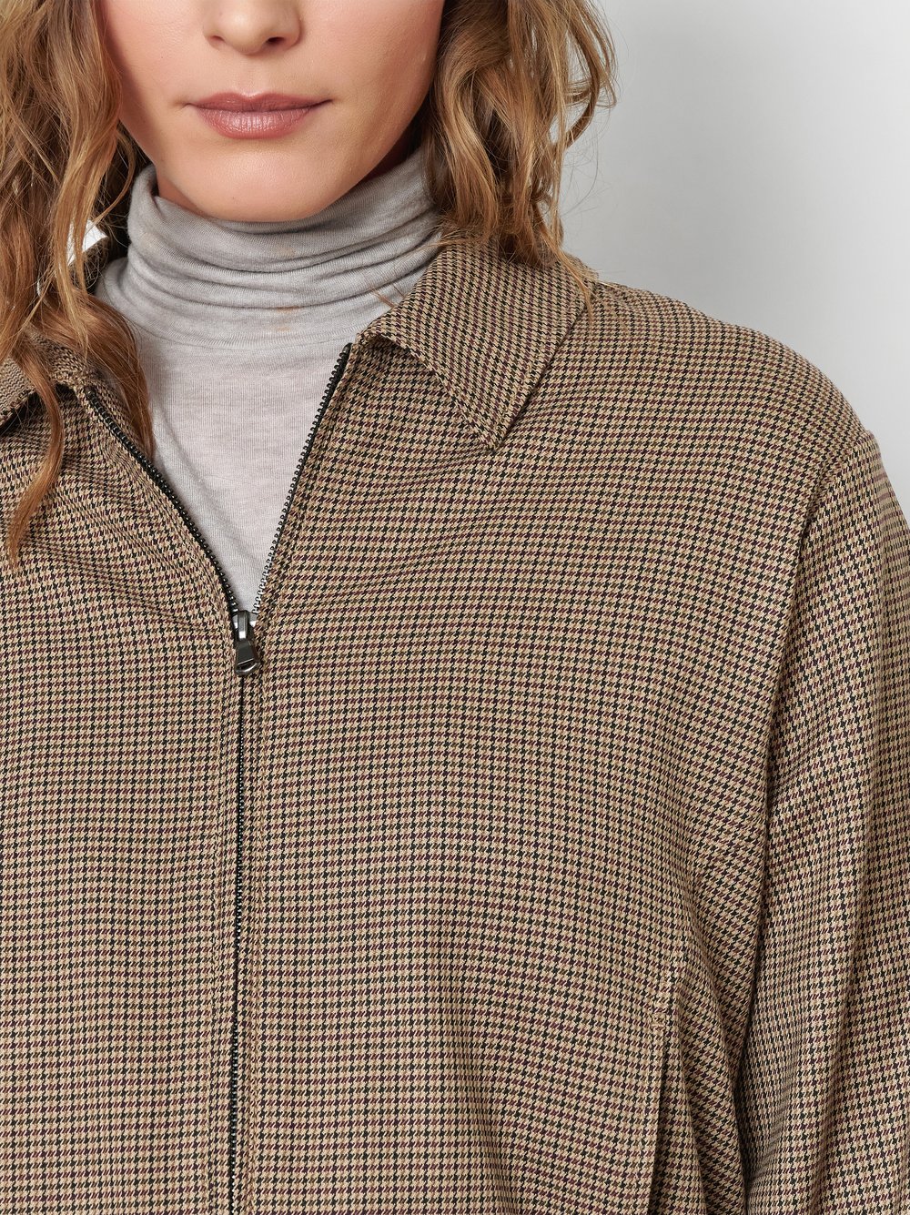 Damenjacke Lexi in Camel, Blouson mit feinem Pepitamuster, Detailansicht