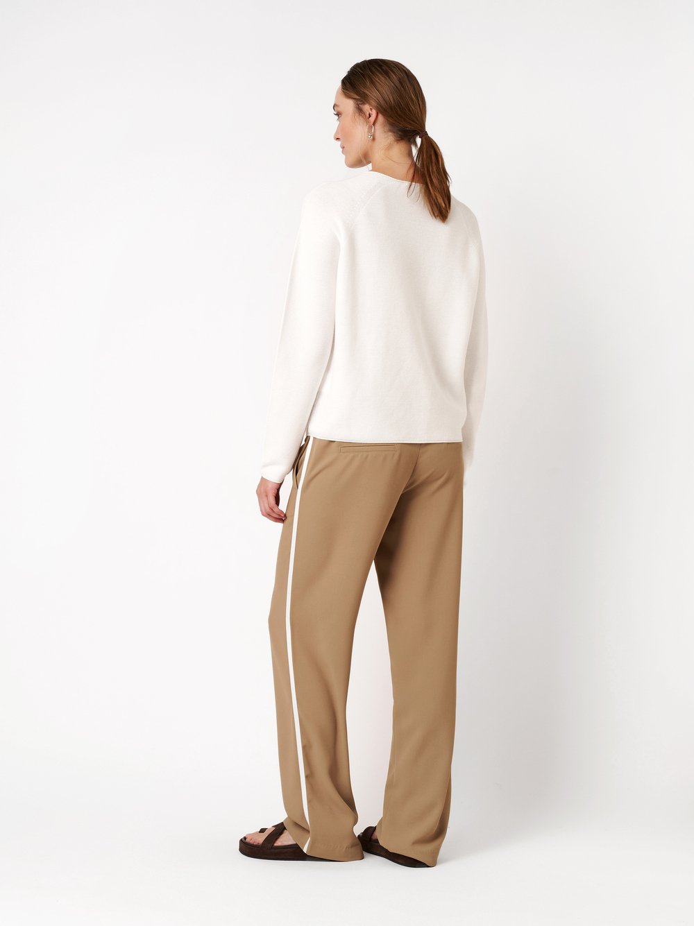 Damenpullover Summer Cosy in offwhite, luftiger Sommerpullover, Rueckansicht am Model getragen