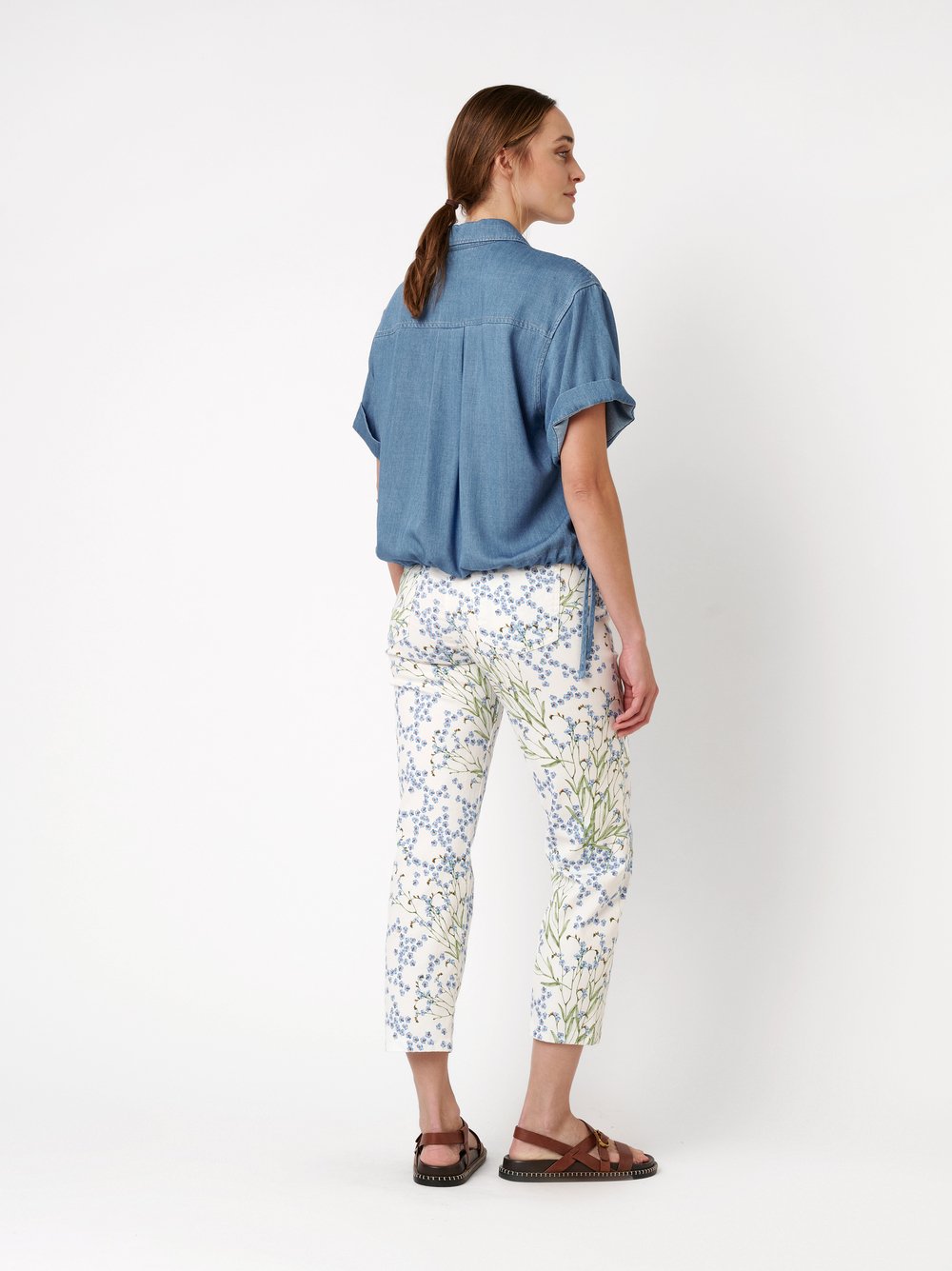 Damenjeans Ella 7/8 in offwhite / blue, verkuerzte Jeans mit Flowerprint, Rueckansicht am Model getragen